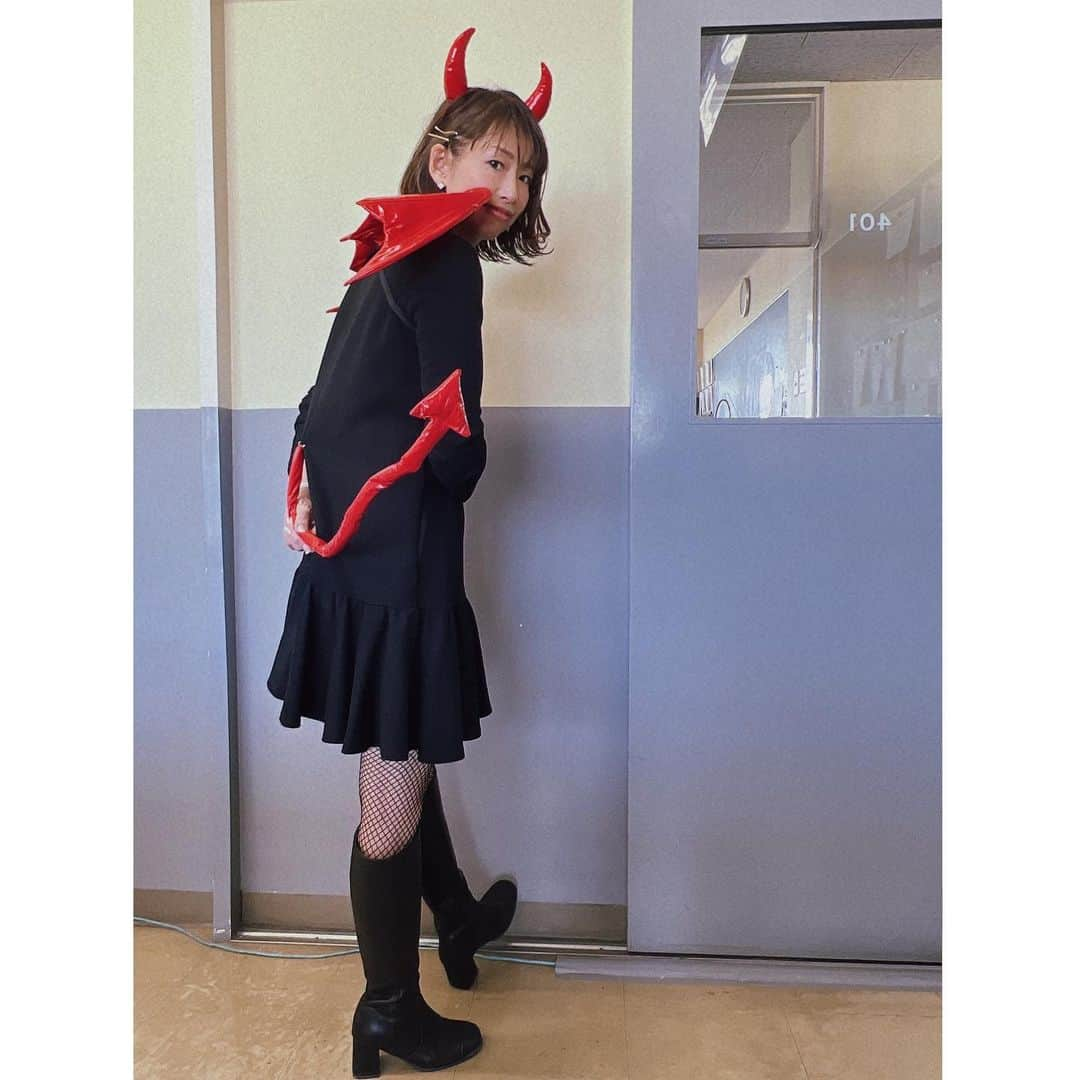 chiiika124さんのインスタグラム写真 - (chiiika124Instagram)「2022ハロウィン😈 学校で学生と仮装して授業 🏫🎉  #ブラックデビル #ハロウィンコスプレ  #ハロウィン仮装  #非常勤」11月4日 9時13分 - chiika26