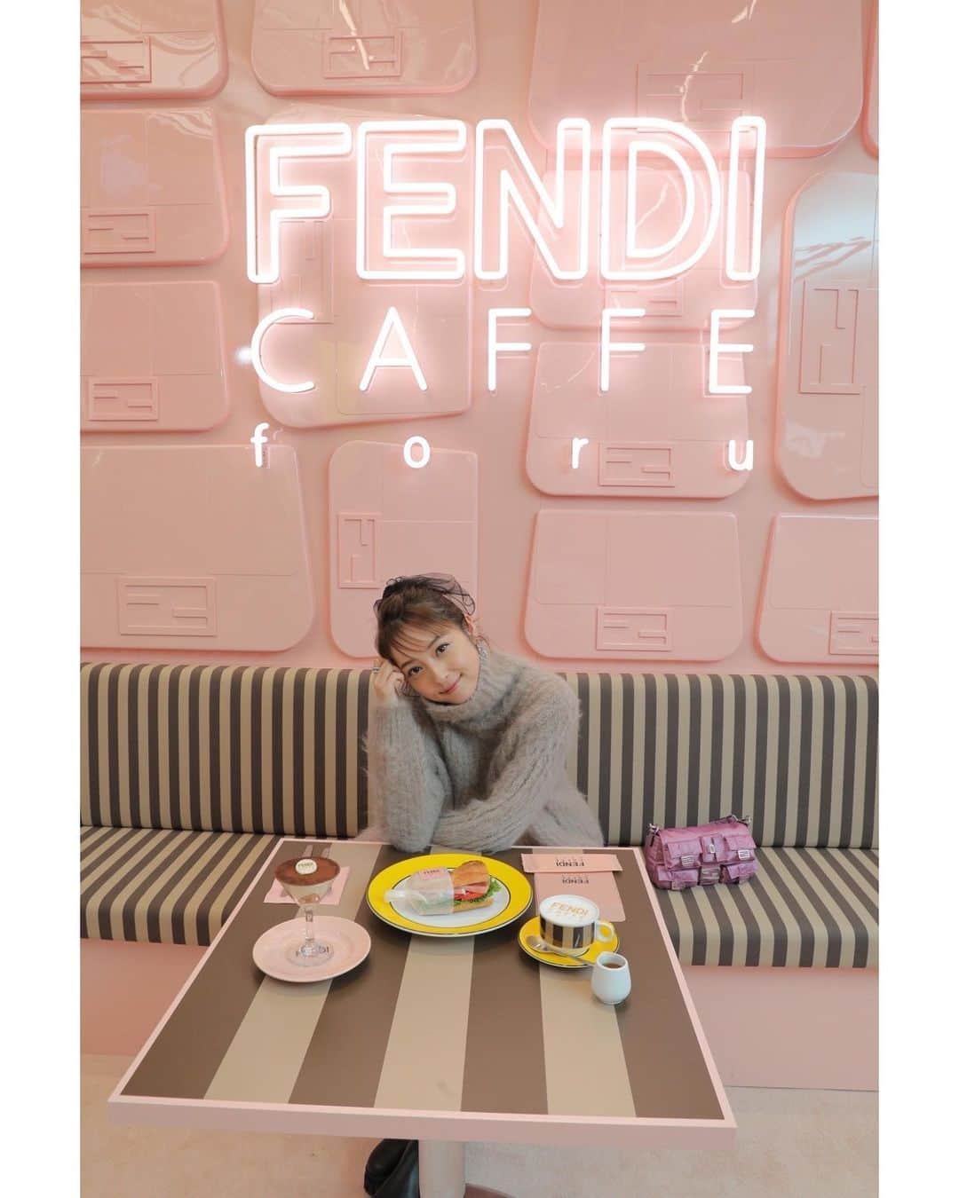 佐々木希さんのインスタグラム写真 - (佐々木希Instagram)「#fendi #FendiBaguette #fendicafe #forucafe  動画は、ヘアメイクのミッフーが撮影風景を撮ってくれてた✨」11月4日 9時46分 - nozomisasaki_official