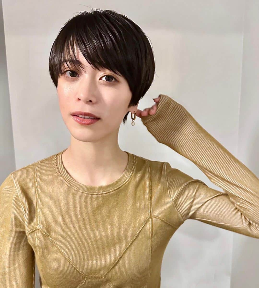 坂田梨香子さんのインスタグラム写真 - (坂田梨香子Instagram)「伸びてたから切りました💇‍♀️ ショート楽だなーって毎日おもってる👼  @aokijingo @shisei_hair  🙏🌈」11月4日 10時15分 - rikakosakata_official