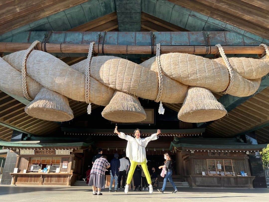 羽田美智子さんのインスタグラム写真 - (羽田美智子Instagram)「11/6早朝ではありますが、 日本テレビ『遠くへ行きたい』が放送になります！  神在祭中の出雲大社を訪れました！ 日御碕灯台、日御碕神社、出雲大社と参拝して たっぷり神様達や自然界のエネルギーをチャージしてきました‼️  ブログに詳しく書きましたのでそちらも是非見てくださいね！  shirt... @stylings_official  pants... @celford_official」11月4日 12時19分 - michikohada