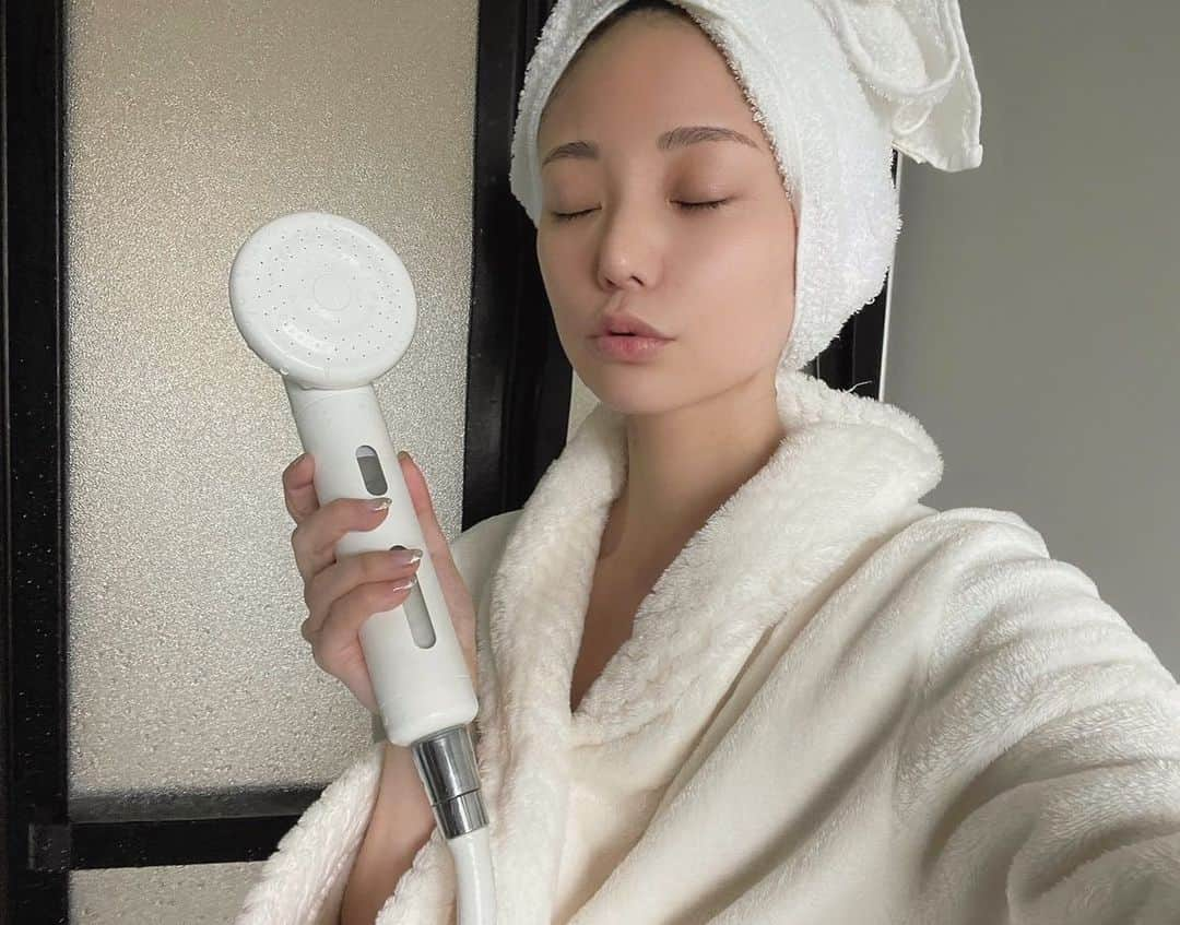 林村ゆかりさんのインスタグラム写真 - (林村ゆかりInstagram)「ビタミンカプセルを入れてシャワー🚿 水量もたっぷり出るのに痛くないからお気に入りのシャワーヘッドになりました☺️ 水が柔らかく感じるし、今回はラベンダーの香りをセットしてリラックス。  ビタミン浴びてワンちゃんたちも美肌になっちゃうね？  @shift.official.jp   #シャワーヘッド #ビタミンカプセル #ビタミンシャワー #保湿 #ボディーケア #SHIFT #シフト#チワワ#チワックス#pr」11月4日 13時27分 - yukarice0