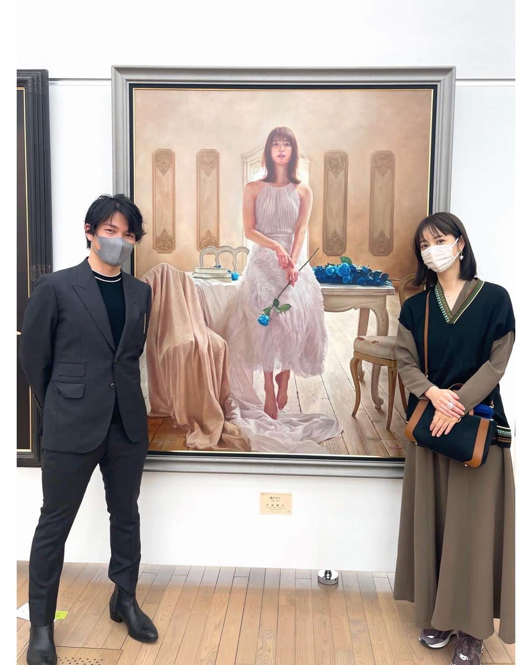 佐々木希さんのインスタグラム写真 - (佐々木希Instagram)「本日から、東京・国立新美術館で開幕する「第９回　日本美術展覧会」にて中島健太さんが描いてくださった絵が展示されており、私もマネージャーさんと息子と一緒に早速観てきました。 息子がママの絵を見つけてびっくりしていました！隣には中島さんも一緒に居てくださり、息子が大きくなったら、ママ、凄い人に絵を描いてもらったんだよーと、自慢しよっと✨✨✨ そして、先日、出来上がったばかりの絵に、サインを書いてほしいと仰ってくださり、大変恐縮ながら、書かせて頂きました…何度も試し書きし、緊張した🥺笑  #中島健太 さん」11月4日 15時12分 - nozomisasaki_official