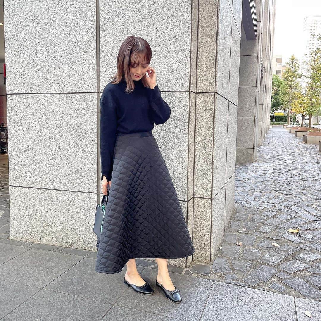 奥仲麻琴さんのインスタグラム写真 - (奥仲麻琴Instagram)「. 今季はキルティングスカートがすき！ わたしも購入したよ🍂 ベージュも可愛くって迷ったけど 着こなしやすそうなブラックにしてみました。 @lialapg のお洋服可愛かったな😌🤍  @joint_space #jointspace #lialapg」11月4日 16時47分 - okunaka_makoto