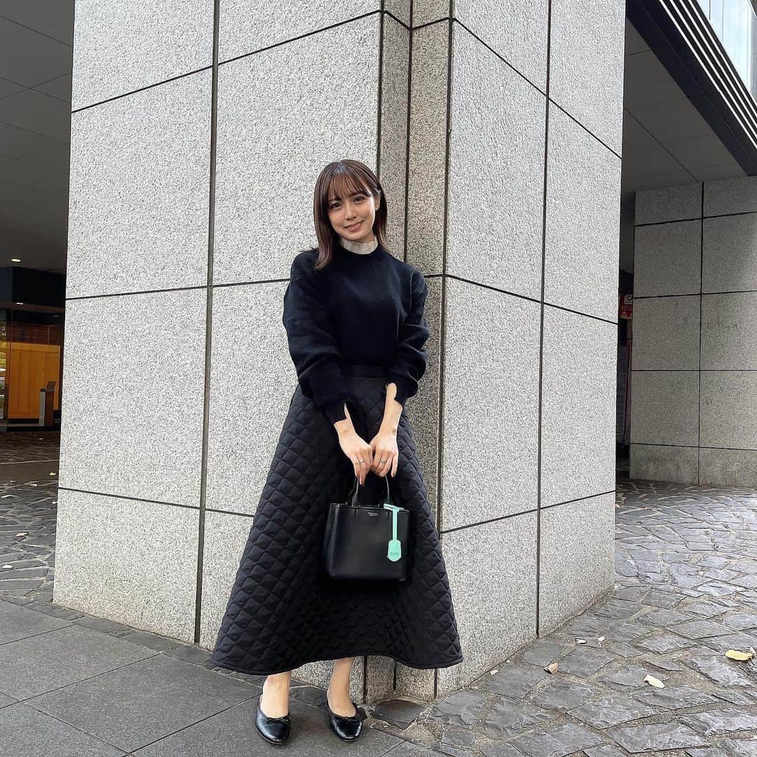 奥仲麻琴さんのインスタグラム写真 - (奥仲麻琴Instagram)「. 今季はキルティングスカートがすき！ わたしも購入したよ🍂 ベージュも可愛くって迷ったけど 着こなしやすそうなブラックにしてみました。 @lialapg のお洋服可愛かったな😌🤍  @joint_space #jointspace #lialapg」11月4日 16時47分 - okunaka_makoto