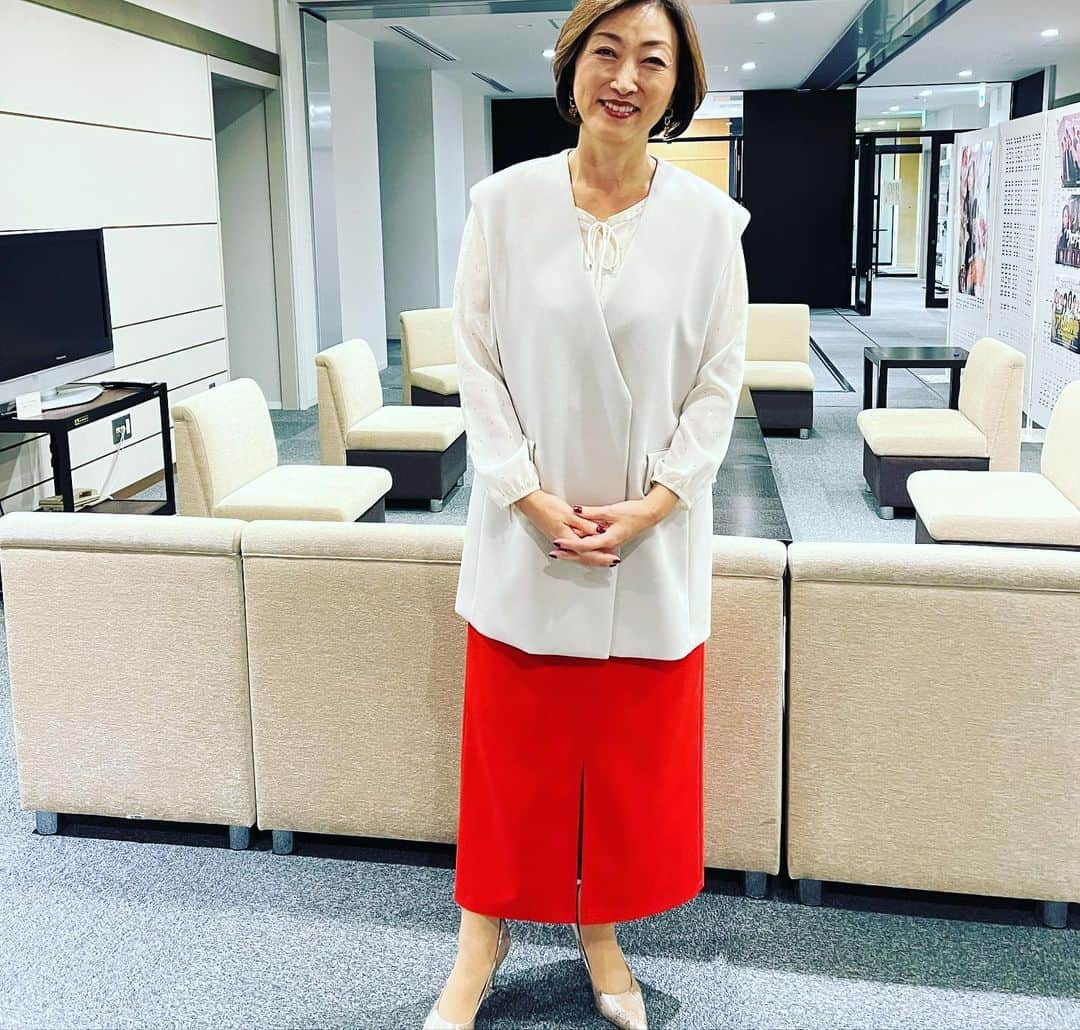 田中ウルヴェ京さんのインスタグラム写真 - (田中ウルヴェ京Instagram)「今週もおつかれさまでした。  姉の息子、浦野健人七段がオセロ世界選手権で世界一になったニュース。  取り上げてくださった皆様 本当にありがとうございました🙇‍♀️  金曜ゴゴスマでのフリップは大切に頂き。 石井亮次さんは写真撮りながら「健人くんおめでとう」と言ってくれてるお顔。😁  木曜ワイドスクランブルでは久しぶりに佐々木亮太アナとの一枚。亮太さんいつも楽しすぎる。😂  #衣装  #ハナエモリ  #アビステ  #ダイアナ  #私物のヒール #ワイドスクランブル  #ゴゴスマ  #石井亮次  #佐々木亮太  #オセロ  #オセロ世界選手権」11月4日 17時10分 - miyako.tanaka.oulevey