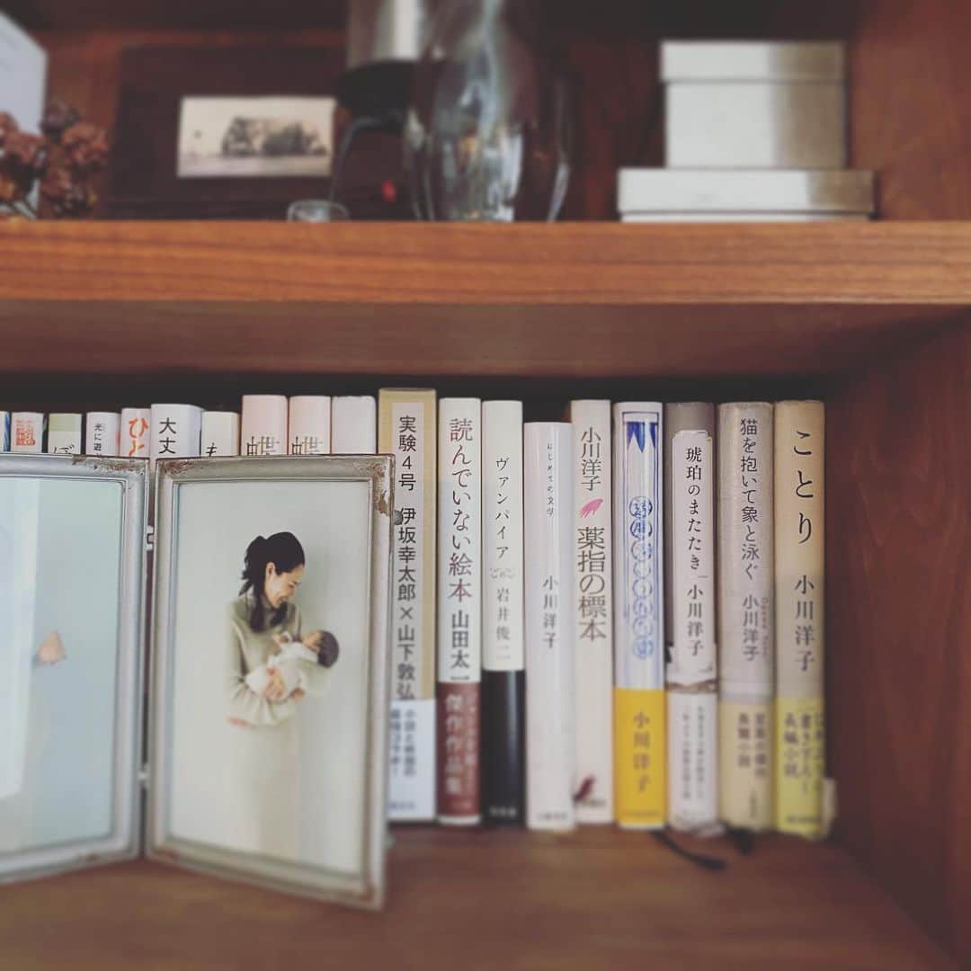浜島直子さんのインスタグラム写真 - (浜島直子Instagram)「趣味がないなぁと思う私の唯一の趣味は、読書かもしれません。  いや、それだって趣味だなんて胸を張っては言えませんが。 だって、読む作家さんが限られているかなりの偏食読書だから。  だから今回大好きな小川洋子さんにお会いできたことは、間違いなく私の人生での大きな揺さぶりになりました。  いつも止まらせてくれて、進ませてくれる。 小川さんの文章の静けさに、私はじっと耳を澄ますしかありません。 どうやったらあんなに素晴らしい小説が生まれるのだろうか。  今回緊張して話せないかもしれないと思いながら、小川さんの柔らかい雰囲気に助けていただきいろいろとお話を伺いました。  新刊『掌に眠る舞台』(集英社)では小川さんご自身が「沼にハマっています」とおっしゃる“舞台”がテーマになった短編集。 お皿の底に記されたセリフを魂を込め口にする叔母さまも、誰かの代わりに失敗をしてあげるグレーのニットの彼女も、ページをめくるたびに生き生きとその存在を伝えてくれていました。 本当に素晴らしかった。  『Curious HAMAJI』 今週と来週のゲストは、小説家の小川洋子さん。 11月5日、12日の土曜日の全2回。 bayfmで午前11時から。radikoで全国聴けますのでお時間ありましたらどうぞよろしくお願いいたします🌈 ・ 番組公式インスタグラムもあります✨ @curioushamaji  ・ #bayfm  #キュリオスハマジ #小川洋子　さん #掌に眠る舞台  #写真に写っている小川洋子さんコレクションは #ほんの一部 #好きすぎて2冊あるものも🙈」11月4日 18時55分 - hamaji_0912