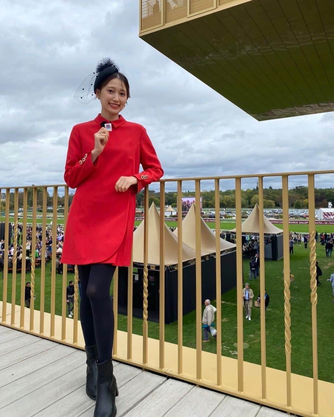 大野いとさんのインスタグラム写真 - (大野いとInstagram)「フジテレビ「セノビタビ」 明日土曜4時半から放送です。 日本では味わえないちょっと背伸びしたパリの旅になっています。 美味しいレストランやスイーツを食べながら、感動する時間を過ごしました 最後は凱旋門賞を観戦してきました。日本とは違う空気の中でのレースは忘れられません。 頭の帽子はソワソワしたけど💦 いざ現地に行くと忘れるくらい 皆さん大きな帽子をつけられていました👒✨ ぜひご覧ください🇫🇷🐴🥖 #セノビタビ #凱旋門賞  #ステイフーリッシュ #タイトルホルダー #ディープボンド  #ドウデュース  衣装 dress @paulekajapan  shoes @mimi33_official」11月4日 20時22分 - ohno_ito