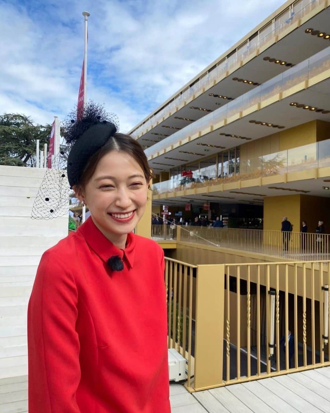 大野いとさんのインスタグラム写真 - (大野いとInstagram)「フジテレビ「セノビタビ」 明日土曜4時半から放送です。 日本では味わえないちょっと背伸びしたパリの旅になっています。 美味しいレストランやスイーツを食べながら、感動する時間を過ごしました 最後は凱旋門賞を観戦してきました。日本とは違う空気の中でのレースは忘れられません。 頭の帽子はソワソワしたけど💦 いざ現地に行くと忘れるくらい 皆さん大きな帽子をつけられていました👒✨ ぜひご覧ください🇫🇷🐴🥖 #セノビタビ #凱旋門賞  #ステイフーリッシュ #タイトルホルダー #ディープボンド  #ドウデュース  衣装 dress @paulekajapan  shoes @mimi33_official」11月4日 20時22分 - ohno_ito