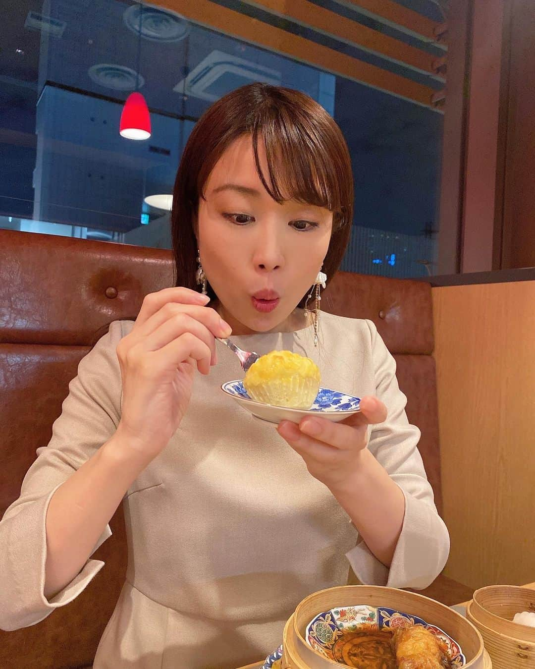 道岡桃子さんのインスタグラム写真 - (道岡桃子Instagram)「香港料理🇭🇰  リーズナブルにミシュランの味が楽しめるということで、高校の同級生と銀座のお店におじゃましました！✨  テーブルを器でいっぱいにする文化だそうで、豪華ですし思ったよりあっさりしていておいしかったです💕  私は宝塚にある演劇学校に通っていたので、歌ったり踊ったり、キャラの濃い同級生ばかりです❣️  桃ちゃんを撮るなら任せて〜！映えさせる！！とたくさん撮ってくれました📸（撮るのお上手）  なんと１０年ぶりの再会で、積もる話が…🫢 恋愛相談にものってもらいました❤️笑  同級生て良いものですね😍  また東京に遊びにきてね〜✨✋  #アナウンサー #アナウンサー衣装 #カスタードパイ #メロンパン #銀座 #銀座ディナー #銀座グルメ #ginza #ginzatokyo #gourmet #instagood #instafood #tokyn PR @canton8_ginza #ミシュラン #香港料理 #広東料理 #中華料理 #Canton8銀座 #銀座点心料理 #トリドリベース #銀座中華」11月4日 21時22分 - momoko_ana