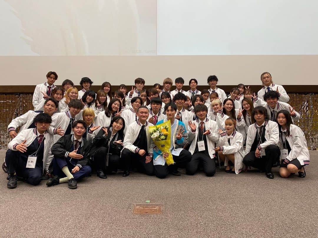 一ノ瀬颯さんのインスタグラム写真 - (一ノ瀬颯Instagram)「. . 【関西大学 統一学園祭】 . . 「関西大学 統一学園祭 一ノ瀬颯トークショー」 . ありがとうございました！！ . . 関西大学大学昇格100周年の記念すべき年に呼んでいただけて、とても光栄でした！☺️ . 本当にあっという間に終わってしまいましたが、MCのおふたりをはじめとする実行委員のみなさんと、会場のみなさんがたくさん盛り上げて下さったおかげで、とても楽しい時間が過ごせました‪‪！ありがとう‪‪☺︎‬ . 即興とかむちゃぶりとか、その場で生まれるものが新鮮で大好きなので、MCのおふたりを振り回しまくってしまいましたが…許してちょ🥺笑 . 今日も今日とて本当に楽しかったです！ 最高の思い出をありがとー！ . . 明日も楽しい時間を過ごしましょ〜！ . . . #関西大学 #統一学園祭 #大阪ノ瀬颯 #一ノ瀬颯」11月4日 22時03分 - hayate_ichinose_official