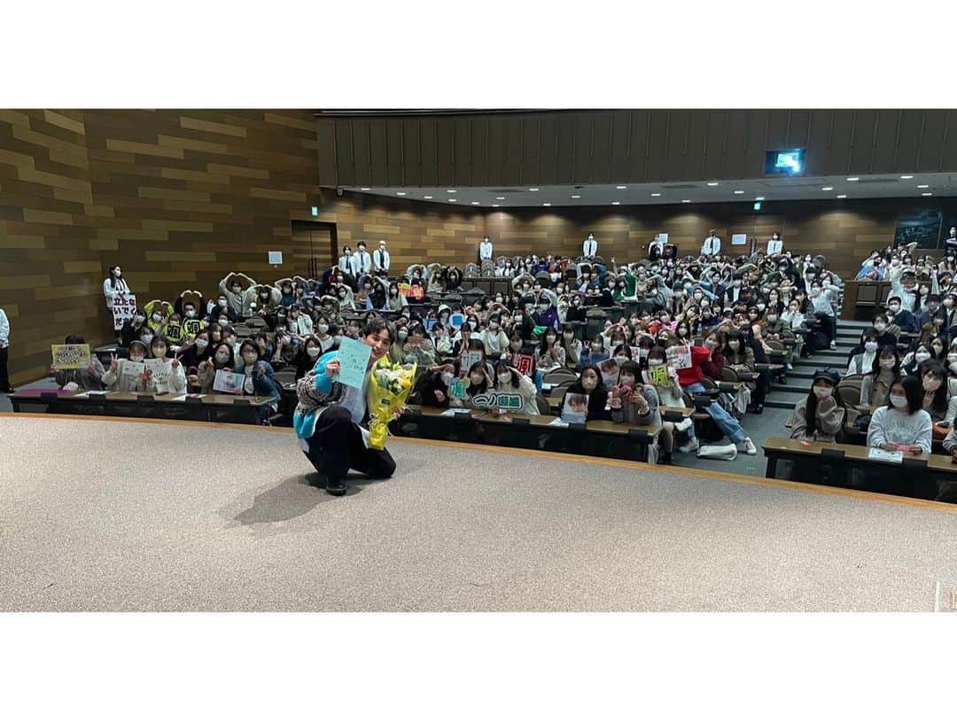 一ノ瀬颯さんのインスタグラム写真 - (一ノ瀬颯Instagram)「. . 【関西大学 統一学園祭】 . . 「関西大学 統一学園祭 一ノ瀬颯トークショー」 . ありがとうございました！！ . . 関西大学大学昇格100周年の記念すべき年に呼んでいただけて、とても光栄でした！☺️ . 本当にあっという間に終わってしまいましたが、MCのおふたりをはじめとする実行委員のみなさんと、会場のみなさんがたくさん盛り上げて下さったおかげで、とても楽しい時間が過ごせました‪‪！ありがとう‪‪☺︎‬ . 即興とかむちゃぶりとか、その場で生まれるものが新鮮で大好きなので、MCのおふたりを振り回しまくってしまいましたが…許してちょ🥺笑 . 今日も今日とて本当に楽しかったです！ 最高の思い出をありがとー！ . . 明日も楽しい時間を過ごしましょ〜！ . . . #関西大学 #統一学園祭 #大阪ノ瀬颯 #一ノ瀬颯」11月4日 22時03分 - hayate_ichinose_official