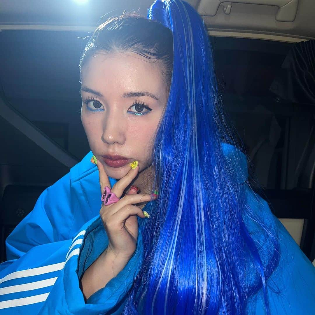 仲里依紗さんのインスタグラム写真 - (仲里依紗Instagram)「💎💙🌐🐬🦋 Balenciaga / adidas  サイコーにきゃわいいルックを着れて幸せハッピー🔥🔥🔥  このBalenciaga / adidasのポップアップストアが 11月3日から8日まで新宿伊勢丹で開催⭐️ 阪急うめだ本店では11月3日から16日までやってるよ🔥👆💃🏼  ヘアメイクはなすちゃん @nasup 💜 ばくかわメイクをいつもありがとう💋  #balenciaga」11月4日 22時10分 - riisa1018naka