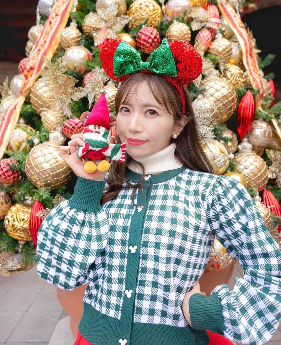 あいにゃんさんのインスタグラム写真 - (あいにゃんInstagram)「今日シーに行ったらすでにツリーが、、！🎄💫  イベントは11/8からですが、 すでに至る所にクリスマスの装飾されていて ワクワクッッ🎅🏻❤️ 　 まだ夜のライトアップはされていなかったので イベントスタート日までお預けかな？😍💗  クリスマスのディズニーは寒いけど🥶❄️ 夜までキラキラ、華やかでほんっとに素敵だよね🎄💫 久しぶりに行く予定のある方も多いみたいなので、 沢山レポできるようにするね🫡  というわけで、今日はランドに続き、 シーのクリスマスメニューを 全制覇してきたよ〜っ🎁🎀🍴🎂🐷  こちらの動画もお楽しみに✨💗💕🌈  #東京ディズニーシー　#ディズニーシー　#ディズニー　#クリスマスディズニー　#ディズニーフード　#ディズニーグルメ　#ディズニーコーデ　#クリスマスコーデ　#リルリンリン　#冬ディズニー　#tokyodisneyresort #tokyodisneysea #disneybound」11月4日 23時07分 - ainyan_0302