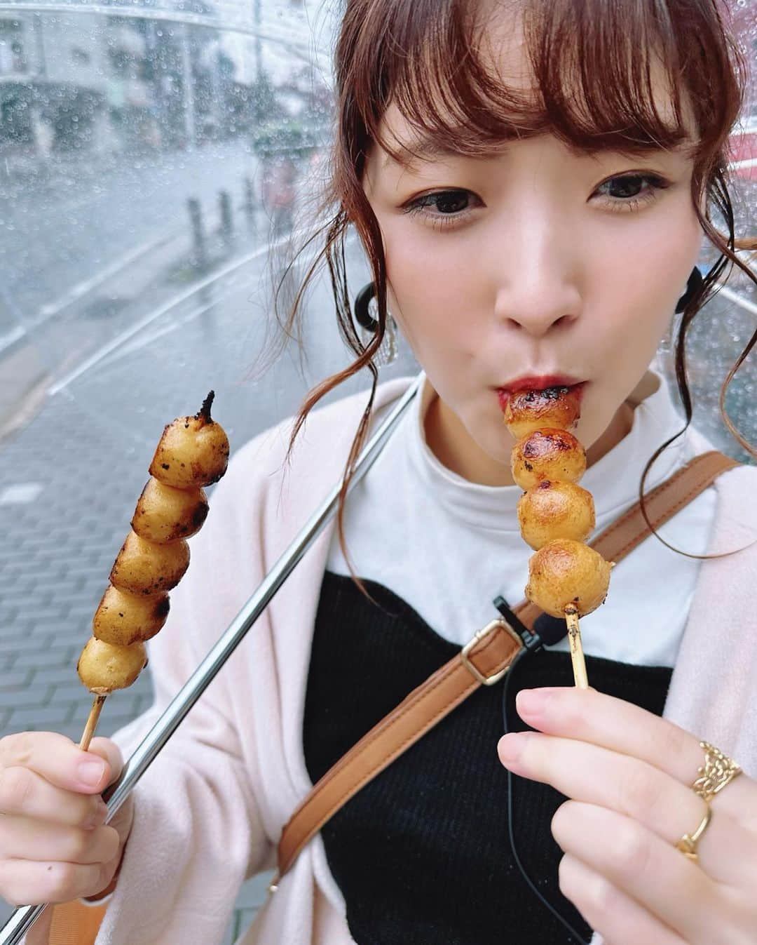 白井奈津さんのインスタグラム写真 - (白井奈津Instagram)「お醤油のみたらし団子🍡  #覚王山　#秋散歩　#雨女 #昨日のフレフレでごりごりのタメ口でお散歩してる様子OAしました @zipfm77.8 に写真いっぱいアップしてる #zipfm #autmncampaign #gooutwithmusic #秋散歩の選曲は #surfaces #eltonjohn #learntofly  #カニクリームコロッケリベンジは必ず🔥」11月5日 18時21分 - shirai_natsu