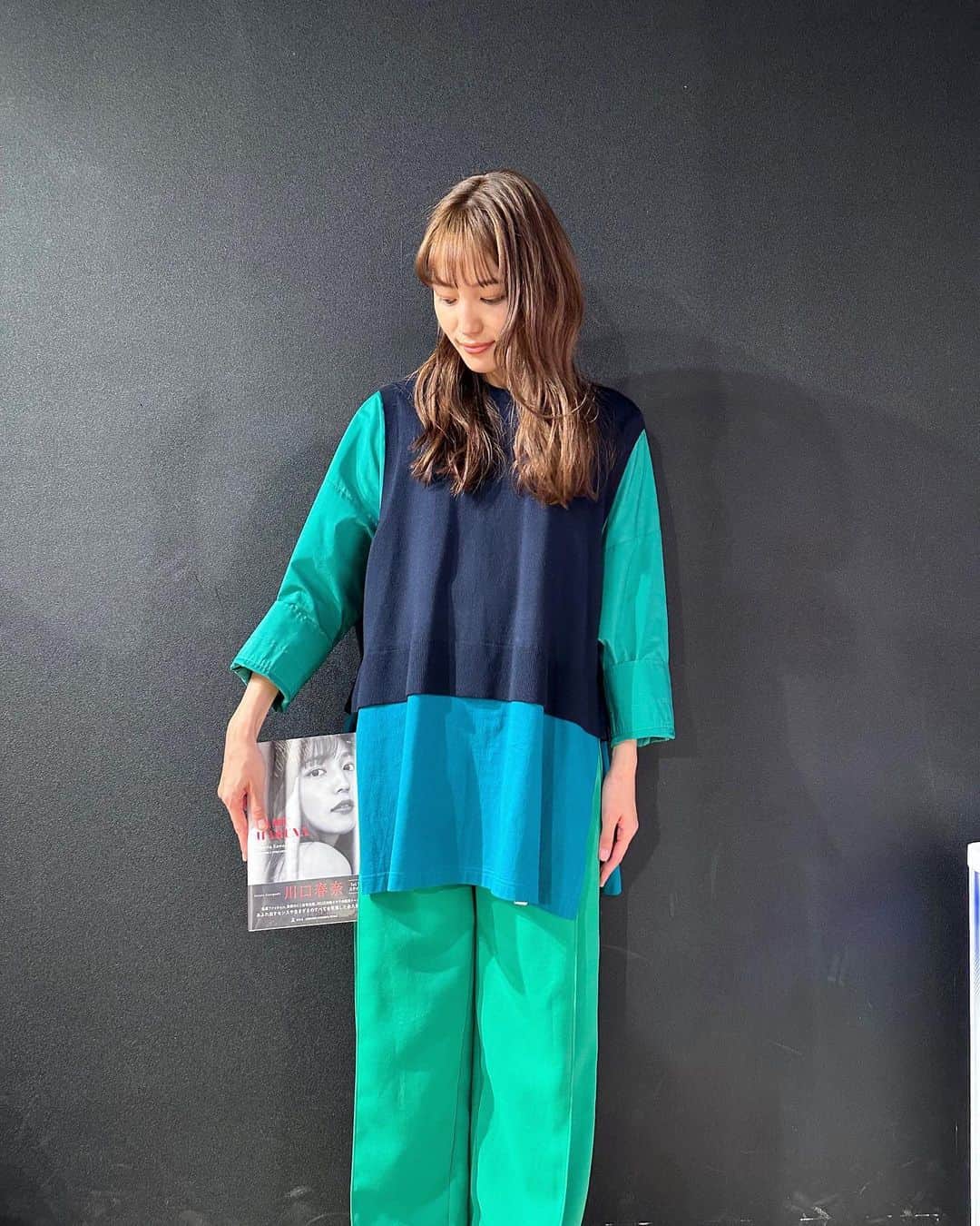 川口春奈さんのインスタグラム写真 - (川口春奈Instagram)「大阪ありがとう💚 グリーンを纏ってるみんな素敵でした。いつも温かい声をありがとう。 モノクロカバーもお気に入り📚」11月5日 18時34分 - haruna_kawaguchi_official