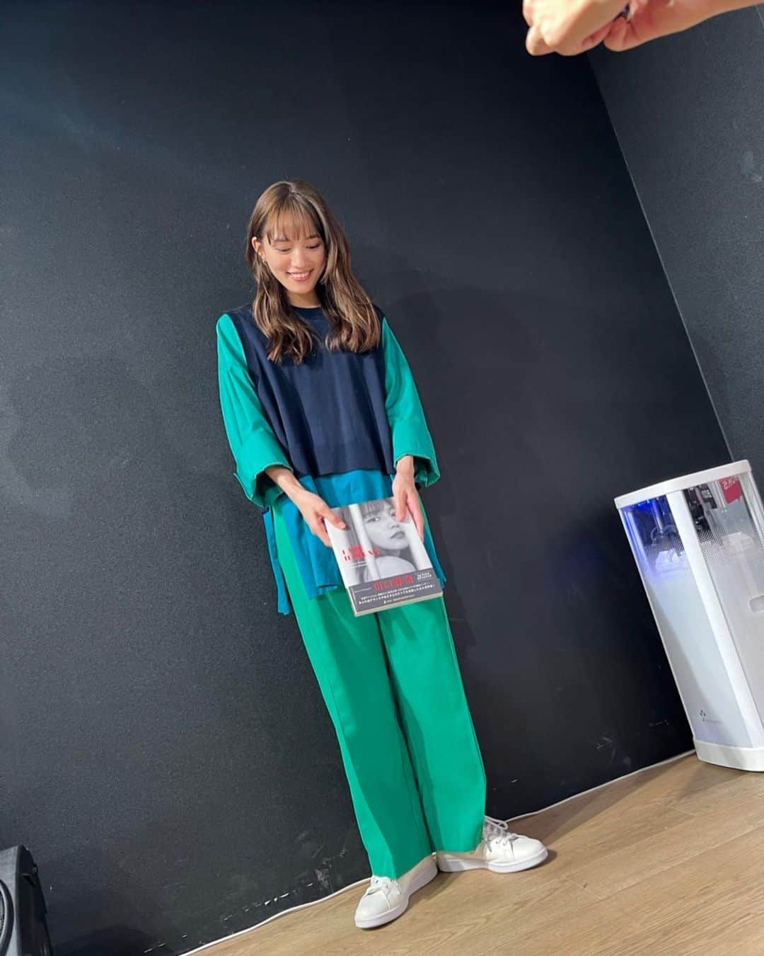川口春奈さんのインスタグラム写真 - (川口春奈Instagram)「大阪ありがとう💚 グリーンを纏ってるみんな素敵でした。いつも温かい声をありがとう。 モノクロカバーもお気に入り📚」11月5日 18時34分 - haruna_kawaguchi_official