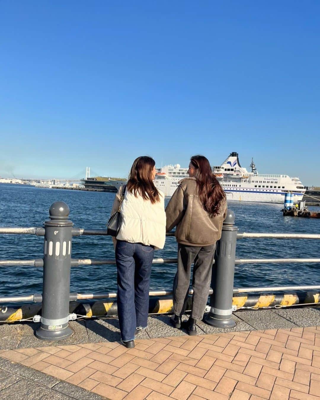 モラレスしれなさんのインスタグラム写真 - (モラレスしれなInstagram)「． 家族4人が初めて東京で揃って リフレッシュした3日間〜🤍🦢🌳  アウターは @shaggie_official の ボアムートンジャケット 形綺麗やしどんな服にも合わせやすい色やし暖かくて最強 🌎🐬💙🌐  #shaggie #shaggie_ootd」11月5日 20時17分 - keinarosario