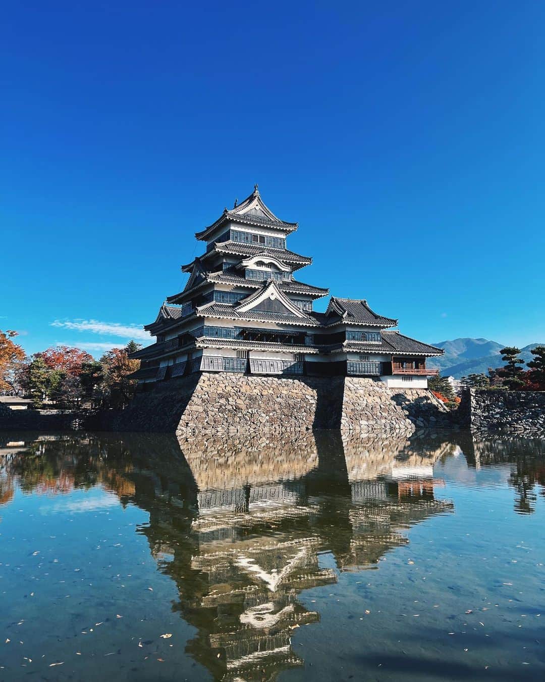 出口夏希さんのインスタグラム写真 - (出口夏希Instagram)「松本の紅葉と松本城🍁  寒いけど景色がすごい綺麗です  来週もお楽しみに！ まだまだつづくー！  #クレッシェンドで進め」11月5日 21時06分 - natsuki__deguchi__official