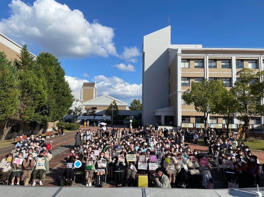 一ノ瀬颯さんのインスタグラム写真 - (一ノ瀬颯Instagram)「. . 【兵庫県立大学 商大祭】 . . 「兵庫県立大学 商大祭 一ノ瀬颯トークショー」 . ありがとうございました！ . . 初めての野外ステージでのトークショーでしたが、晴天に恵まれ、みんなの顔がよく見える楽しいトークショーでした！！☀️ . 暑い中並んでくれた方々ありがとう🥲 体調崩さないでね！！ . 今日は今までの学園祭の中で1番、みんなと近くでお話できて、初めてのお話をさせてもらえたような気がします！ . あの2つをやりながら帰った人が果たしてどのぐらいいるのか気になりますが… また会った時に聞かせてね✌︎ . 安陵さんも客席との掛け合いを大事にしてくださって、とても助かりました！ありがとうございました☺️ . そして僕を呼んでくださった実行委員の方々、本当に楽しかった！素敵な時間をありがとうございました😉 . 今回の1連の学園祭トークショーラッシュ、たくさんの方々がうちわやボード、今までの様々なグッズなどを持ちながら来てくださって、とっても嬉しかったです！！ その作ってくれたりした時間を考えるととても幸せです😚 . 初めましての方々ともお話できたことも、とても嬉しかったです！ ぜひまたの機会に一ノ瀬颯に会いに来てやってください笑 . . . トークショー楽しかった〜！ . また会おうね！本当にありがとう！ みんな大好き〜😘笑 . . . #兵庫県立大学 #商大祭 #兵庫ノ瀬颯 #一ノ瀬颯」11月5日 22時06分 - hayate_ichinose_official