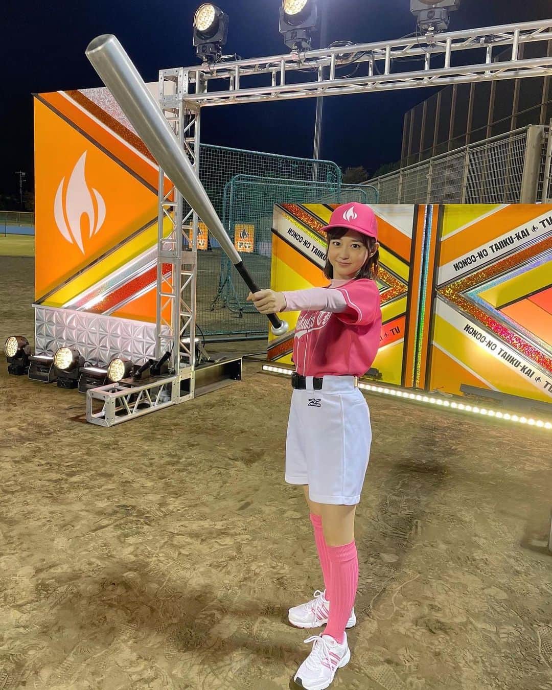 若林有子さんのインスタグラム写真 - (若林有子Instagram)「「炎の体育会TV」生放送でお送りしました！  寒さを忘れるくらいの熱気で大盛り上がりでした🔥 皆さんかっこよかったー！！生で見るとより圧巻でした！  野球企画だったので、私も衣装でユニフォームを着ましたよ〜⚾️ ポーズ指導は実況を担当していた小笠原先輩。 意外と様に…なってる…？？！  #炎の体育会TV #体育会TV #野球 #ユニフォーム」11月5日 22時16分 - wakabayashiyuko_