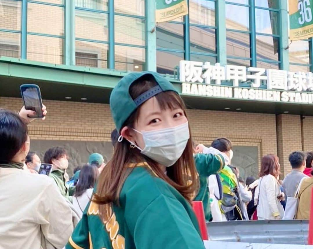 諸國沙代子さんのインスタグラム写真 - (諸國沙代子Instagram)「. 甲子園での #あいみょん さん 弾き語りライブ🏟 . 楽しかった！ 面白かった！ 感動した！！！！！ . 西宮出身シンガーソングライターの 甲子園凱旋。 本当におめでとうございます！ 聖地に響く歌声もギターもMCも 素晴らしかったです！ . 一番好きな #マトリョーシカ、 弾き語りver.で聴けて、感激！ . . あと「この瞬間の特別」を 両親と共有できたのが嬉しかったです。 . というのも、 これまでの #あいみょんライブ は、 両親と3人で行っても 席が2人＋1人で分かれてしまっていたので、 今回3人並び席で一緒に見られたのが 私にとってすごく「特別」でした！ . #サーチライト #完全試合  #あいみょん甲子園 #あいみょん甲子園弾き語りライブ  #AIM #阪神甲子園球場 #甲子園」11月5日 23時18分 - sayoko_shokoku.ytv