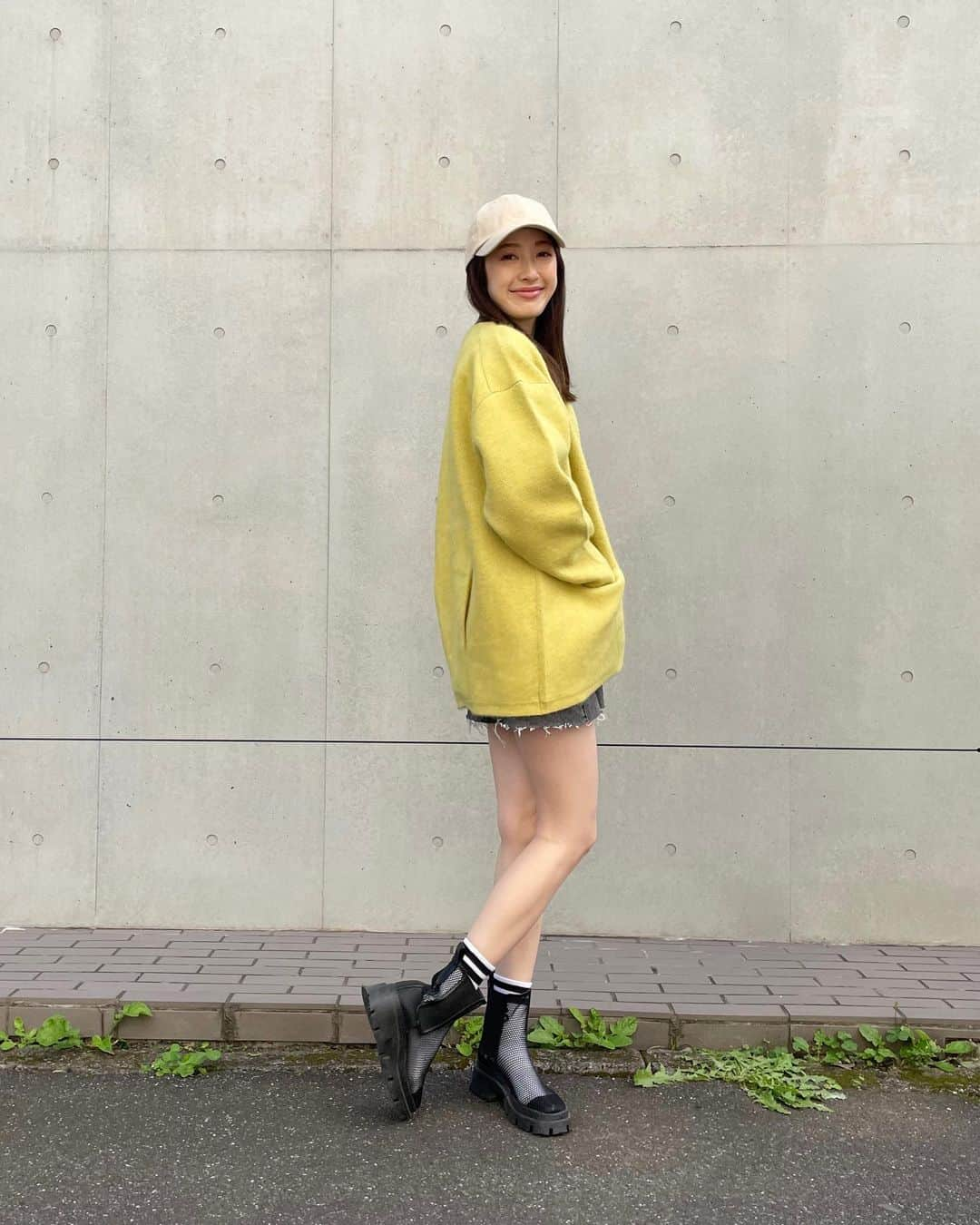 團遥香さんのインスタグラム写真 - (團遥香Instagram)「今日の私服さん。 この季節上着困るんだけど、 これちょうど良いしカラフルだから好き🫶🏻 @lagunamoon_com」11月6日 11時41分 - haruka_dan_official