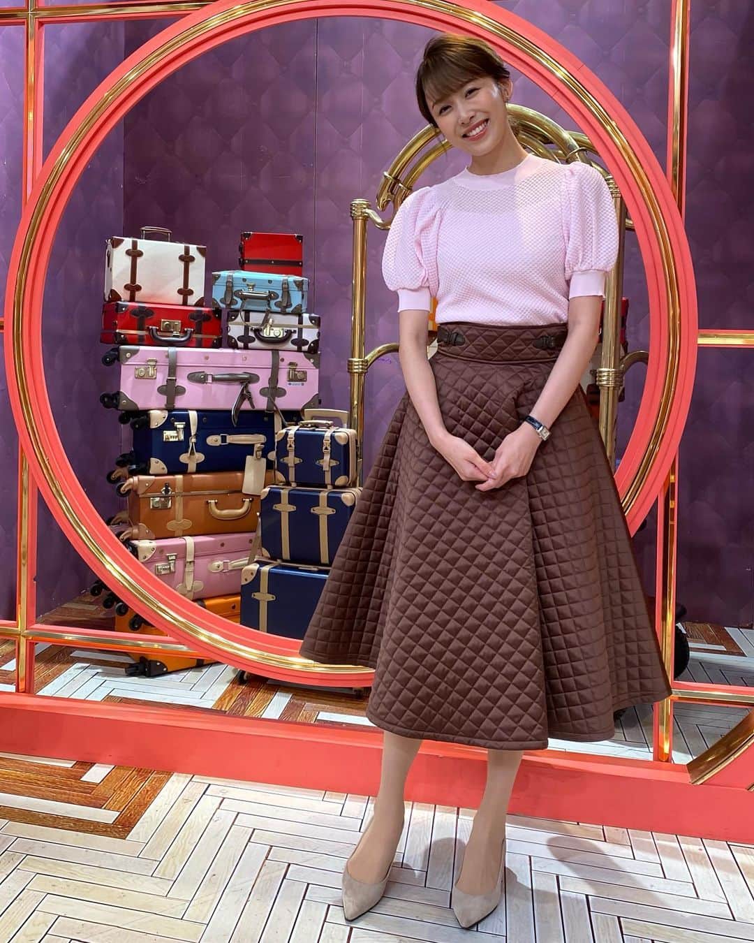 良原安美さんのインスタグラム写真 - (良原安美Instagram)「サンデージャポン衣装です🙋‍♀️ ⁡  こたつみたいね。 やら ピアノカバーみたいね。 と言われた キルティングスカートは とっても暖かかった。🧶🤍 ⁡ ⁡ ピンク×チョコレート の合わせってキュンとします。🍫 ⁡ ⁡ 本日もありがとうございました！！ ⁡ ⁡ トップス CELFORD  スカート La Couture ⁡ ⁡ #サンデージャポン #パフスリーブ #キルティングスカート #個人的に今日の衣装は #バレンタイン　ってかんじ。」11月6日 12時32分 - yoshiharaami