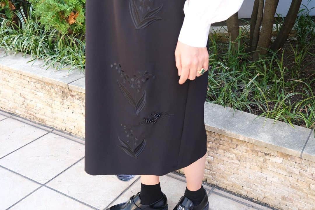 奥田順子さんのインスタグラム写真 - (奥田順子Instagram)「大好きなジャンパースカート。 刺繍が入ってて可愛いデザイン　 #chesty#ジャンパースカート#ワンピース#モノトーンコーデ #pradashoes」11月6日 15時13分 - okuda_junko