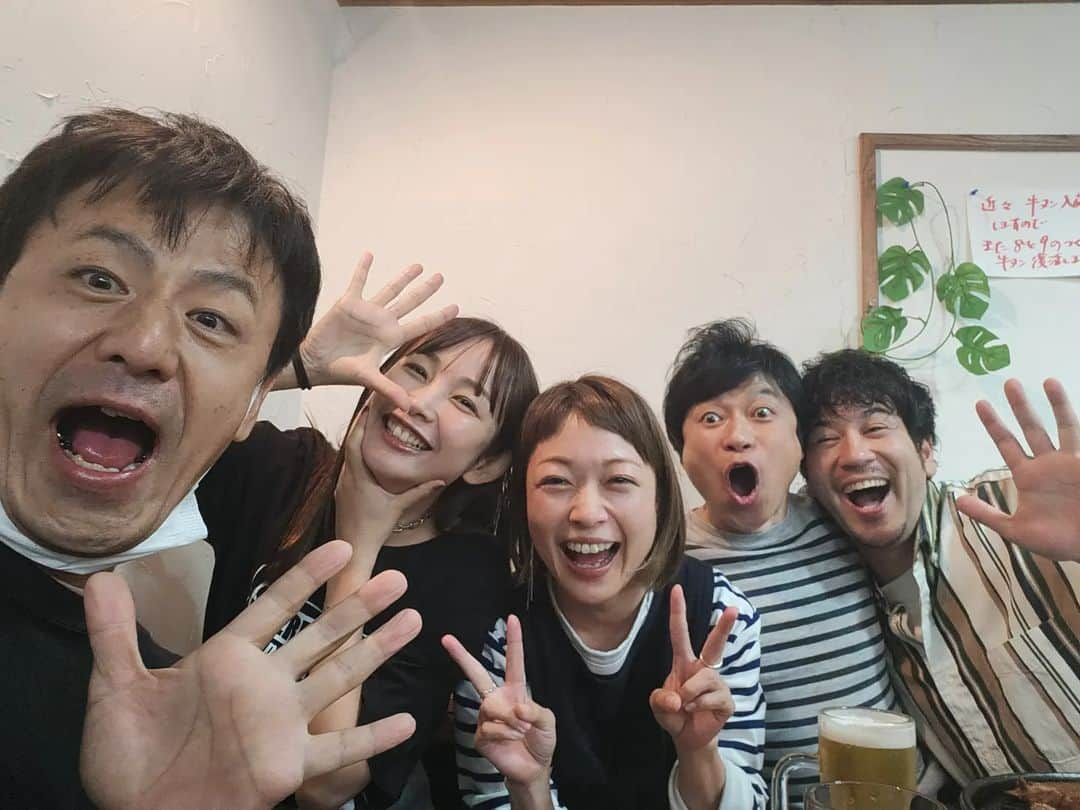 小雪さんのインスタグラム写真 - (小雪Instagram)「✌ 色んなことが重なって 皆に会えたー！！すごい奇跡！  楽しかったなー 一緒に番組やってたころは 共に過ごす時間が当たり前だったけど、 今は、会えて幸せだね～って 伝え合うようになりました。  会えて幸せだと思える仲間たち。  ありがとうございます！！！  3枚目までスライドしてみてね🌠  #ドォーモ #みんなやさしい #このなかにいると末っ子になる #愛がいっぱいだ  皆に会って笑って泣いて また頑張れるなー  それぞれの場所で☺」11月6日 15時37分 - koyuki2