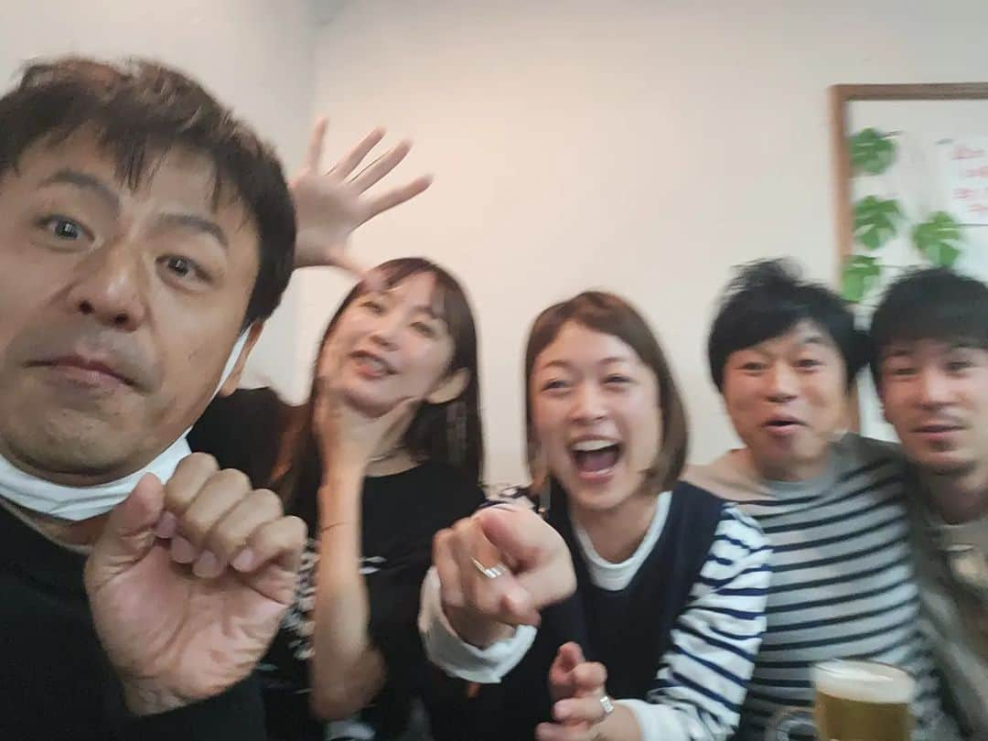 小雪さんのインスタグラム写真 - (小雪Instagram)「✌ 色んなことが重なって 皆に会えたー！！すごい奇跡！  楽しかったなー 一緒に番組やってたころは 共に過ごす時間が当たり前だったけど、 今は、会えて幸せだね～って 伝え合うようになりました。  会えて幸せだと思える仲間たち。  ありがとうございます！！！  3枚目までスライドしてみてね🌠  #ドォーモ #みんなやさしい #このなかにいると末っ子になる #愛がいっぱいだ  皆に会って笑って泣いて また頑張れるなー  それぞれの場所で☺」11月6日 15時37分 - koyuki2