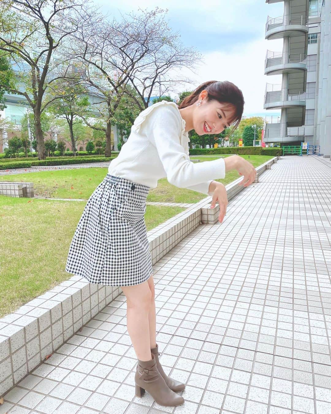 谷尻萌さんのインスタグラム写真 - (谷尻萌Instagram)「こんにちは☺️💕 日曜日いかがお過ごしですか？🥰☀️  明日、月曜日は立冬やなあ❤︎☃️ 冬の始まりやけど、、、 トレーナーやセーター出しました？？🙌 まだ押し入れの中？🥹  そろそろ出しておかないと〜〜〜 いざという時、、トレーナー、、 とれ〜な〜〜〜〜〜い‼️🤣💦 (4枚目:ひっぱり出しているところ😋)  #めざましどようび  #お天気キャスター」11月6日 16時40分 - tanijiri_moe