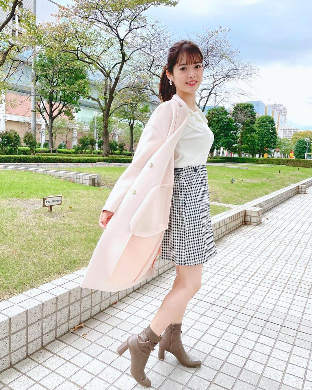 谷尻萌さんのインスタグラム写真 - (谷尻萌Instagram)「こんにちは☺️💕 日曜日いかがお過ごしですか？🥰☀️  明日、月曜日は立冬やなあ❤︎☃️ 冬の始まりやけど、、、 トレーナーやセーター出しました？？🙌 まだ押し入れの中？🥹  そろそろ出しておかないと〜〜〜 いざという時、、トレーナー、、 とれ〜な〜〜〜〜〜い‼️🤣💦 (4枚目:ひっぱり出しているところ😋)  #めざましどようび  #お天気キャスター」11月6日 16時40分 - tanijiri_moe