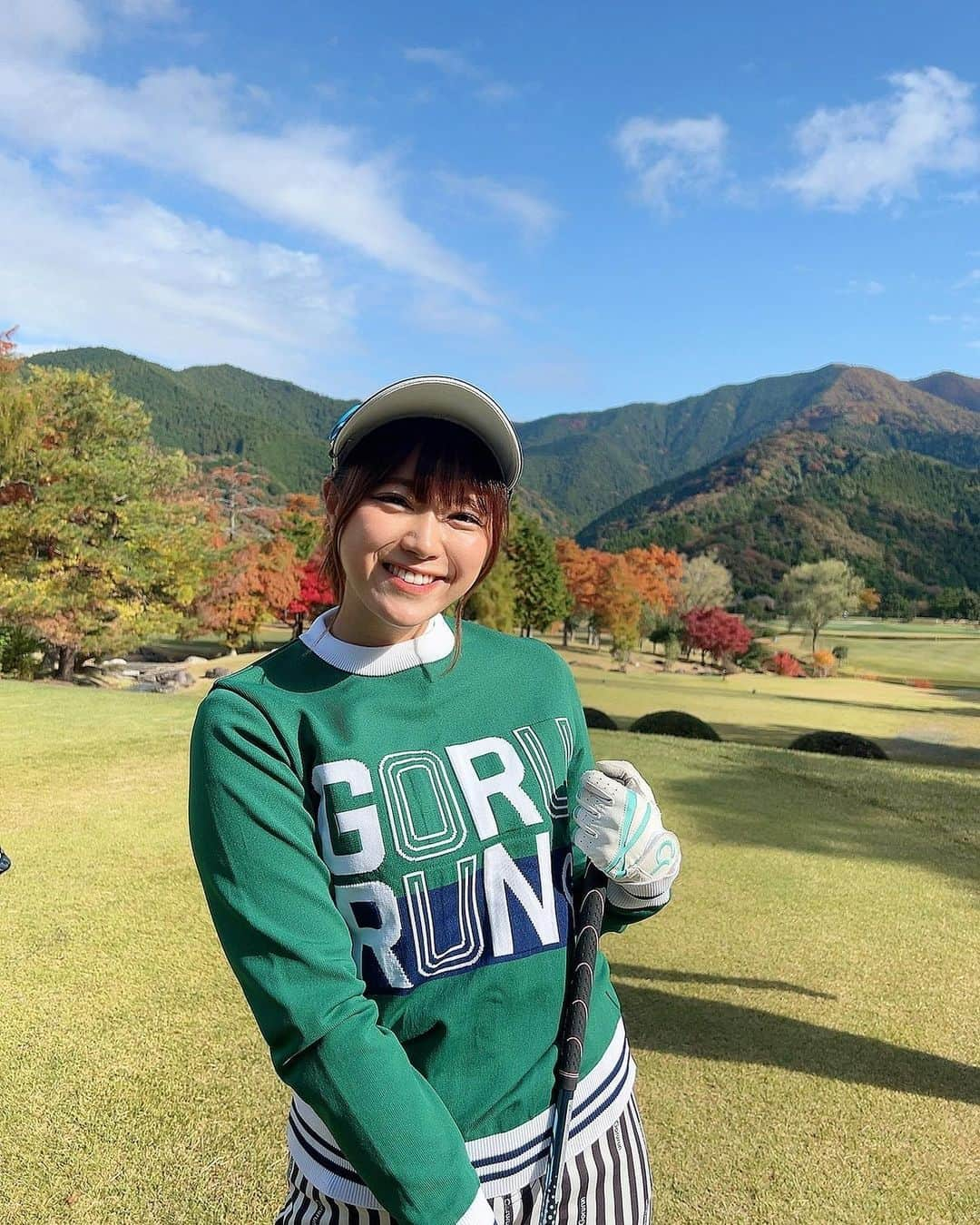 山内鈴蘭さんのインスタグラム写真 - (山内鈴蘭Instagram)「紅葉の季節になったね☺️🍁  四季によってゴルフ場の景色がを変わるのもゴルフの楽しみの一つなんだよね💚  今日のコーデは @gorurun_  紅葉と自然に合う様な深いグリーンのトップスにタイトスカート！そして今年も大活躍間違いなし！のレッグウォーマー🥺このレッグウォーマー、ルーズソックスみたいになって可愛いの💓💓💓  レギュラーティーから41.42の83⛳️  セカンドの精度の低さが本当に🫠 アプローチに頼り切ってるゴルフから抜け出したいな。  ドライバーに迷いはないから、気持ちよく打てるんだけど、150ヤード前後のクラブになると急に不安になる。  練習不足だなぁってかんじる😵‍💫😵‍💫😵‍💫  自信持ってクラブを持ち、 アドレスに入りたい。  これはやっぱり自分がどれだけ練習して、ゴルフに向き合えるかって事よね！！  来年はアマチュア競技に出たい。  今日の反省は今日中に！！ これから一杯飲み飲み🍺しながらスコアと向き合って反省しますーー🥹  (一杯飲みながらという部分に置いては何も言わないでください。笑)  今日も楽しかった！ゴルフ大好き❤️❤️  #ゴルフ #ゴルフウェア #gorurun #ゴルラン #ゴルランブルー #ごるふ女子 #ゴルフ女子 #ゴルフコーデ #ゴルフスイング #ゴルフ好き #ゴルフ動画 #ドライバーショット #フェアウェイウッド #レイク相模カントリークラブ #ゴルフ女子コーデ #ゴルフ仲間 #山梨県ゴルフ場 #山梨県 #紅葉 #紅葉の季節 #紅葉スポット #ゴルフ場の景色 #写真 #fhotography」11月6日 16時55分 - xxsuzuranxx