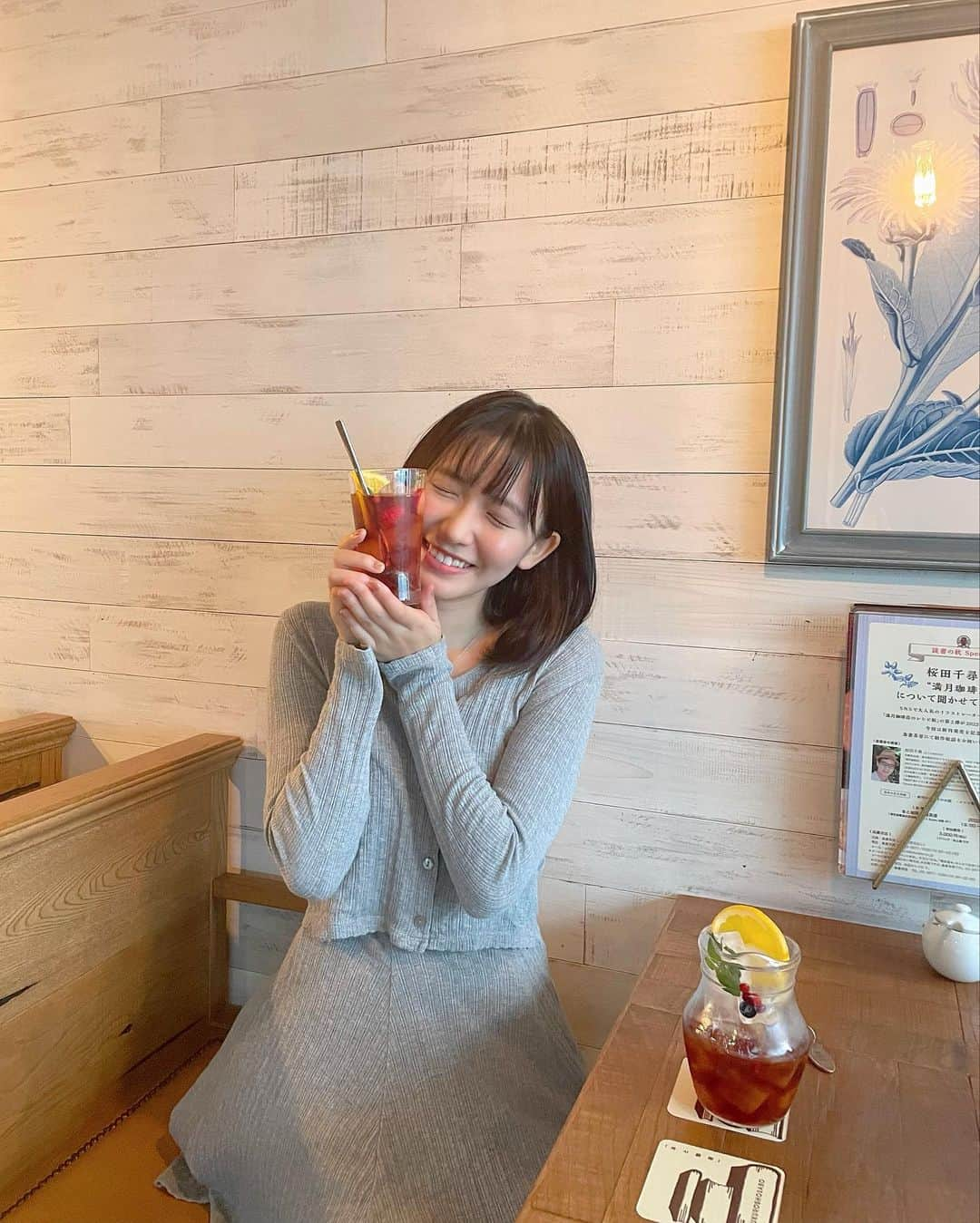 志田音々さんのインスタグラム写真 - (志田音々Instagram)「🥤 本屋さんが併設されていて、内装も素敵なカフェに行ってきました💭  お目当ての本は売り切れ🥲 代わりに(?)2種類もスイーツ食べたぜっワイルドだろ〜」11月6日 17時01分 - shida_nene0715