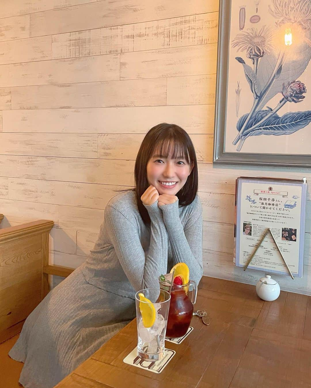 志田音々さんのインスタグラム写真 - (志田音々Instagram)「🥤 本屋さんが併設されていて、内装も素敵なカフェに行ってきました💭  お目当ての本は売り切れ🥲 代わりに(?)2種類もスイーツ食べたぜっワイルドだろ〜」11月6日 17時01分 - shida_nene0715