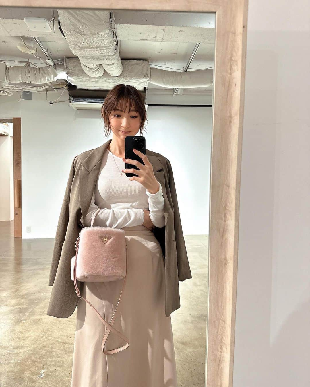 篠田麻里子さんのインスタグラム写真 - (篠田麻里子Instagram)「収録終わり📺 私服 tops @unitedarrows_official  skirt @clane_official  bag @prada   寒暖差ひどいので気をつけてね👚 #marikoday#ootd」11月6日 17時29分 - shinodamariko3