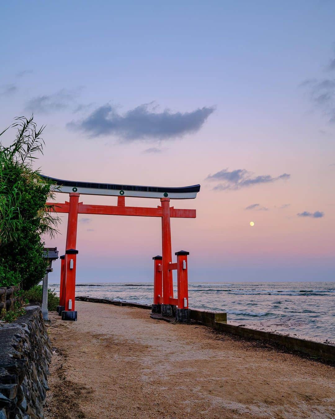 SHOCK EYEさんのインスタグラム写真 - (SHOCK EYEInstagram)「一泊２日の宮崎の旅。 今回は時間がなく神社巡りできなかったけど、次は必ず✨  写真は宮崎の神社の一つ、青島神社⛩  ピッカーンと光る夕陽が鳥居の間から。  南国情緒あふれるこの場所。 唯一無二のロケーションはまた是非訪れたい場所だよ。  #青島神社 #宮崎 #神社 #shrine #aoshimashrine #japantravel #japantrip #canon #canonR5 #beautifuldestinations #discoverjapan #discoverearth #voyaged #awesome_photographers #IamATraveler #wonderful_places #japanphoto #japanphotography #japan_of_insta #livingonearth #theglobewanderer」11月6日 17時49分 - shockeye_official