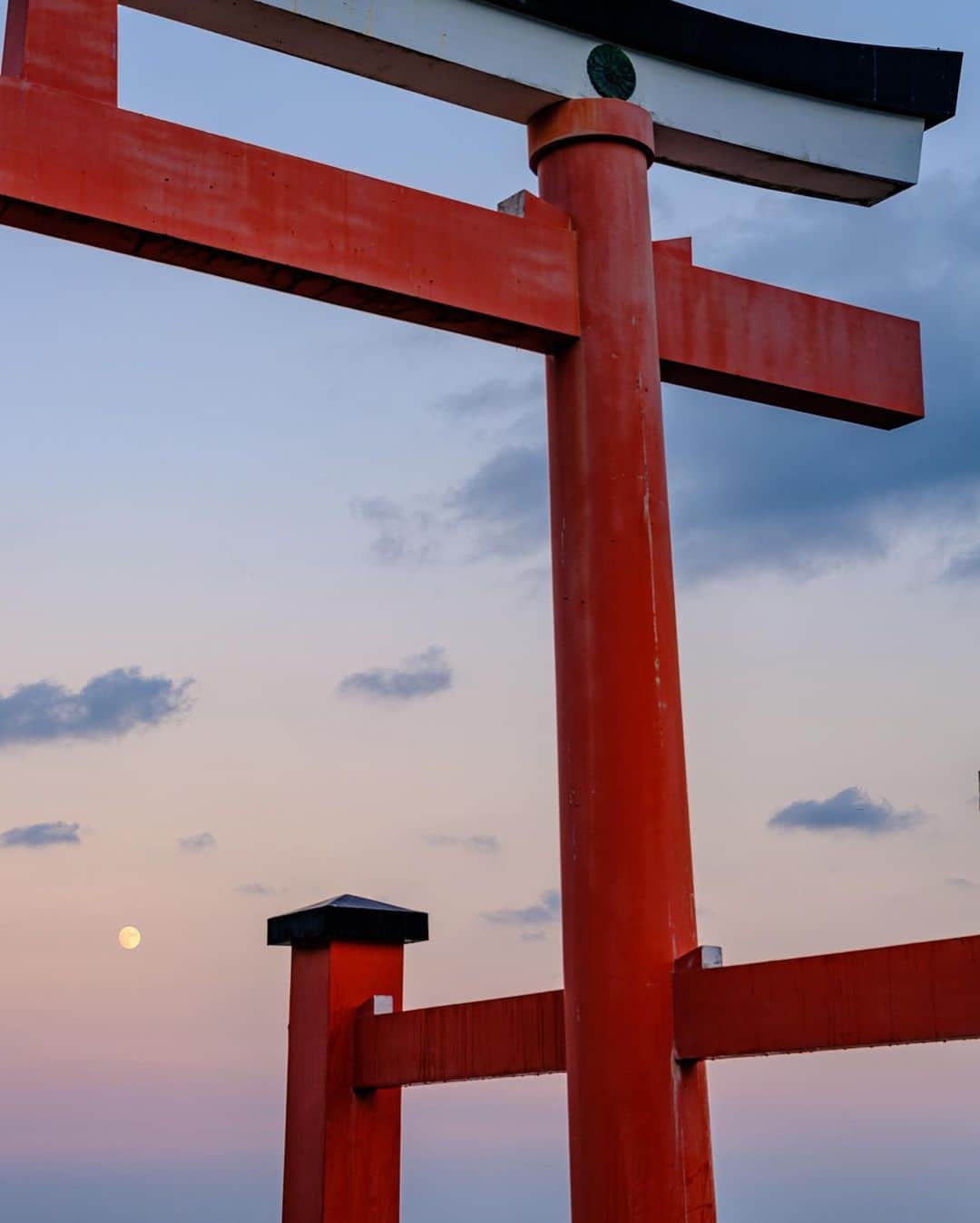 SHOCK EYEさんのインスタグラム写真 - (SHOCK EYEInstagram)「一泊２日の宮崎の旅。 今回は時間がなく神社巡りできなかったけど、次は必ず✨  写真は宮崎の神社の一つ、青島神社⛩  ピッカーンと光る夕陽が鳥居の間から。  南国情緒あふれるこの場所。 唯一無二のロケーションはまた是非訪れたい場所だよ。  #青島神社 #宮崎 #神社 #shrine #aoshimashrine #japantravel #japantrip #canon #canonR5 #beautifuldestinations #discoverjapan #discoverearth #voyaged #awesome_photographers #IamATraveler #wonderful_places #japanphoto #japanphotography #japan_of_insta #livingonearth #theglobewanderer」11月6日 17時49分 - shockeye_official