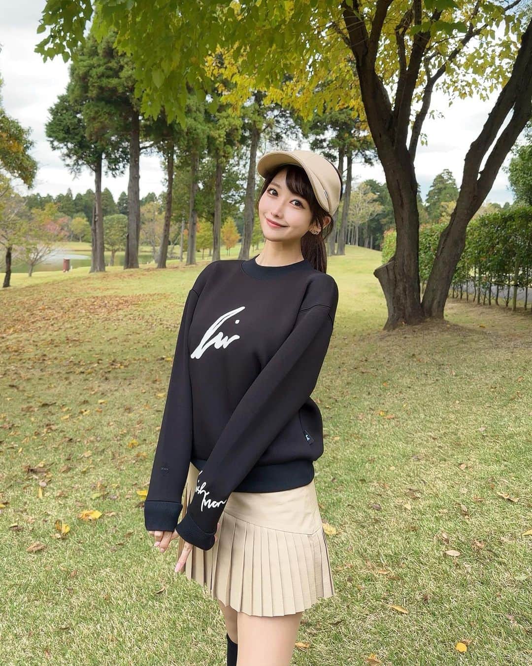 MAYUさんのインスタグラム写真 - (MAYUInstagram)「. 🖤🤍🤎 . 久々にヌーヴェルゴルフ倶楽部へ⛳️ ⚪️からみんなでまわったよん🏌️‍♀️✨ . ドライバーは私だけめちゃくちゃ置いてけぼりにされちゃうけど、それ以外で頑張ったよ😆！ . ウェアは クルーネックスウェットが @irishman.jp のもの🖤 この日寒かったけど、暖かいし動きやすいし 生地が気持ちよかった☺️ 袖のロゴもかわいい♡ . スカートは @pearlygates_official 🤍 これかわいくてお気に入り〜！ プリーツスカートだいすき🥺 . バイザーは @byesquise のもの🤎 ベージュのバイザーって何かと合わせやすいし これは後ろ側がロゴ入りゴムになっててかわいいのっ🫶🏻 ツバが少し大きめで小顔効果もある👸✨ . . #ゴルフ女子#ゴルフ#ゴルフウェア#ゴルフコーデ#アイリッシュマン#パーリーゲイツ#ヌーヴェルゴルフ倶楽部#golf#golfwear#golfswing#golflife#golfstagram#golfcourse#golfaddict#golfclub#golfday#pearlygates#irishman#byesquise#japanesegirl」11月6日 18時44分 - mayu.kina_golf