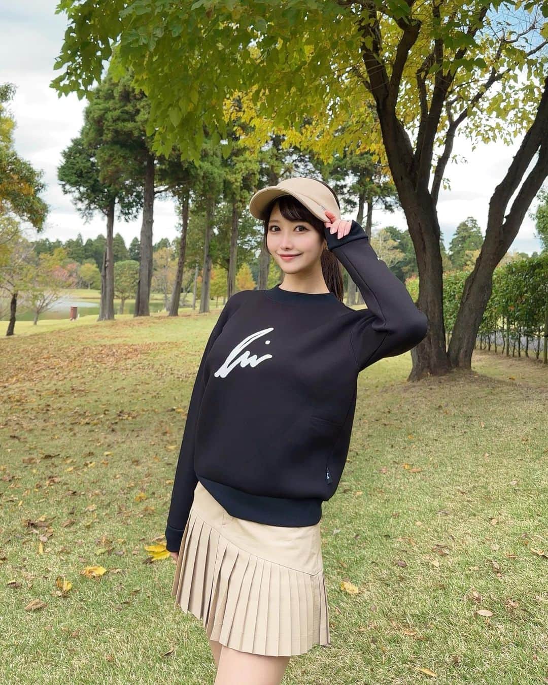 MAYUさんのインスタグラム写真 - (MAYUInstagram)「. 🖤🤍🤎 . 久々にヌーヴェルゴルフ倶楽部へ⛳️ ⚪️からみんなでまわったよん🏌️‍♀️✨ . ドライバーは私だけめちゃくちゃ置いてけぼりにされちゃうけど、それ以外で頑張ったよ😆！ . ウェアは クルーネックスウェットが @irishman.jp のもの🖤 この日寒かったけど、暖かいし動きやすいし 生地が気持ちよかった☺️ 袖のロゴもかわいい♡ . スカートは @pearlygates_official 🤍 これかわいくてお気に入り〜！ プリーツスカートだいすき🥺 . バイザーは @byesquise のもの🤎 ベージュのバイザーって何かと合わせやすいし これは後ろ側がロゴ入りゴムになっててかわいいのっ🫶🏻 ツバが少し大きめで小顔効果もある👸✨ . . #ゴルフ女子#ゴルフ#ゴルフウェア#ゴルフコーデ#アイリッシュマン#パーリーゲイツ#ヌーヴェルゴルフ倶楽部#golf#golfwear#golfswing#golflife#golfstagram#golfcourse#golfaddict#golfclub#golfday#pearlygates#irishman#byesquise#japanesegirl」11月6日 18時44分 - mayu.kina_golf
