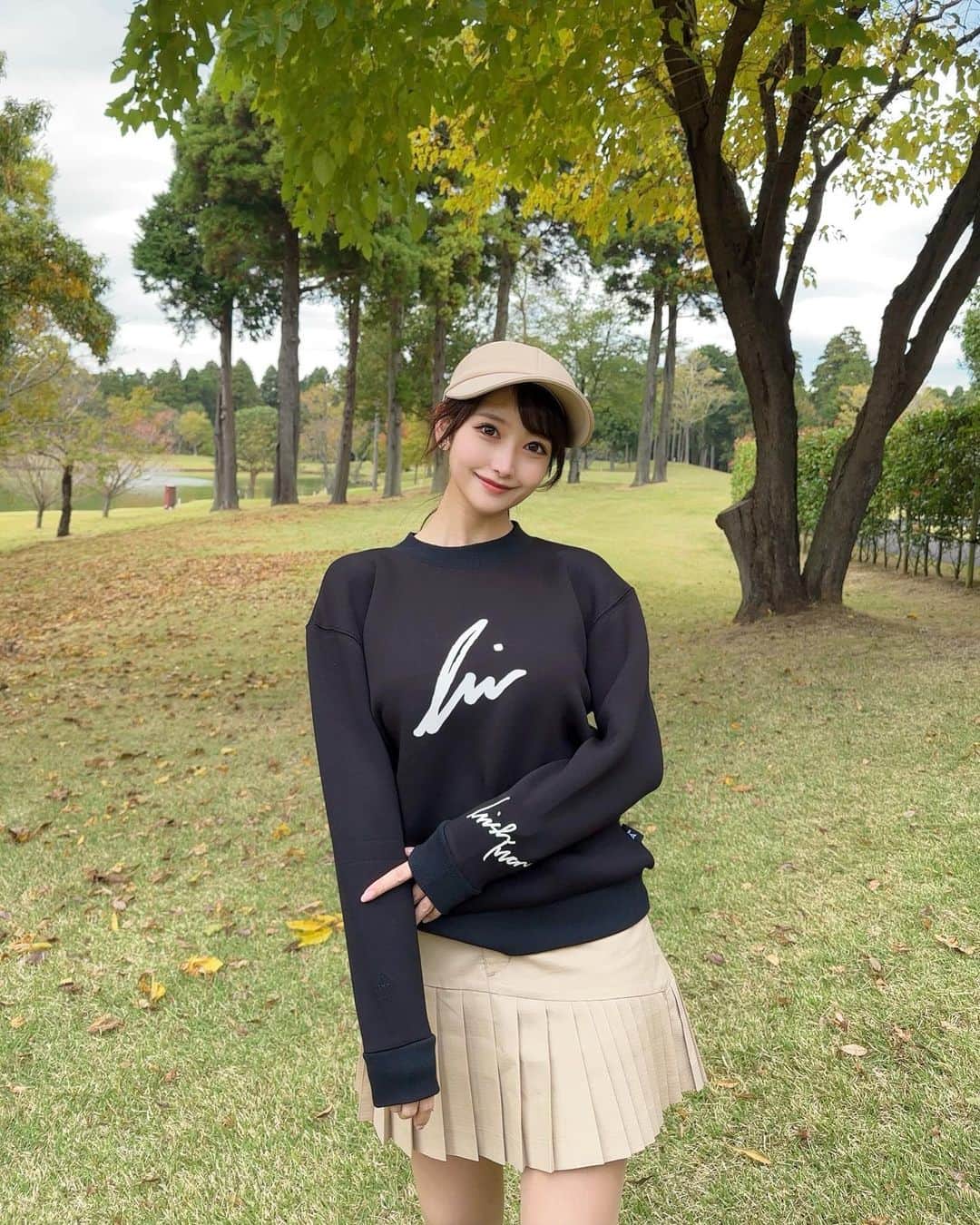 MAYUさんのインスタグラム写真 - (MAYUInstagram)「. 🖤🤍🤎 . 久々にヌーヴェルゴルフ倶楽部へ⛳️ ⚪️からみんなでまわったよん🏌️‍♀️✨ . ドライバーは私だけめちゃくちゃ置いてけぼりにされちゃうけど、それ以外で頑張ったよ😆！ . ウェアは クルーネックスウェットが @irishman.jp のもの🖤 この日寒かったけど、暖かいし動きやすいし 生地が気持ちよかった☺️ 袖のロゴもかわいい♡ . スカートは @pearlygates_official 🤍 これかわいくてお気に入り〜！ プリーツスカートだいすき🥺 . バイザーは @byesquise のもの🤎 ベージュのバイザーって何かと合わせやすいし これは後ろ側がロゴ入りゴムになっててかわいいのっ🫶🏻 ツバが少し大きめで小顔効果もある👸✨ . . #ゴルフ女子#ゴルフ#ゴルフウェア#ゴルフコーデ#アイリッシュマン#パーリーゲイツ#ヌーヴェルゴルフ倶楽部#golf#golfwear#golfswing#golflife#golfstagram#golfcourse#golfaddict#golfclub#golfday#pearlygates#irishman#byesquise#japanesegirl」11月6日 18時44分 - mayu.kina_golf