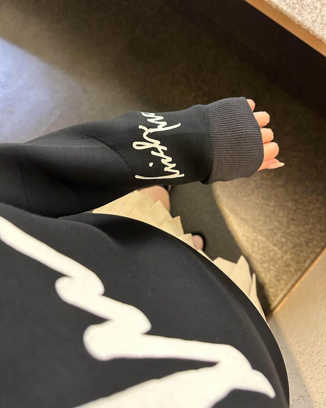 MAYUさんのインスタグラム写真 - (MAYUInstagram)「. 🖤🤍🤎 . 久々にヌーヴェルゴルフ倶楽部へ⛳️ ⚪️からみんなでまわったよん🏌️‍♀️✨ . ドライバーは私だけめちゃくちゃ置いてけぼりにされちゃうけど、それ以外で頑張ったよ😆！ . ウェアは クルーネックスウェットが @irishman.jp のもの🖤 この日寒かったけど、暖かいし動きやすいし 生地が気持ちよかった☺️ 袖のロゴもかわいい♡ . スカートは @pearlygates_official 🤍 これかわいくてお気に入り〜！ プリーツスカートだいすき🥺 . バイザーは @byesquise のもの🤎 ベージュのバイザーって何かと合わせやすいし これは後ろ側がロゴ入りゴムになっててかわいいのっ🫶🏻 ツバが少し大きめで小顔効果もある👸✨ . . #ゴルフ女子#ゴルフ#ゴルフウェア#ゴルフコーデ#アイリッシュマン#パーリーゲイツ#ヌーヴェルゴルフ倶楽部#golf#golfwear#golfswing#golflife#golfstagram#golfcourse#golfaddict#golfclub#golfday#pearlygates#irishman#byesquise#japanesegirl」11月6日 18時44分 - mayu.kina_golf