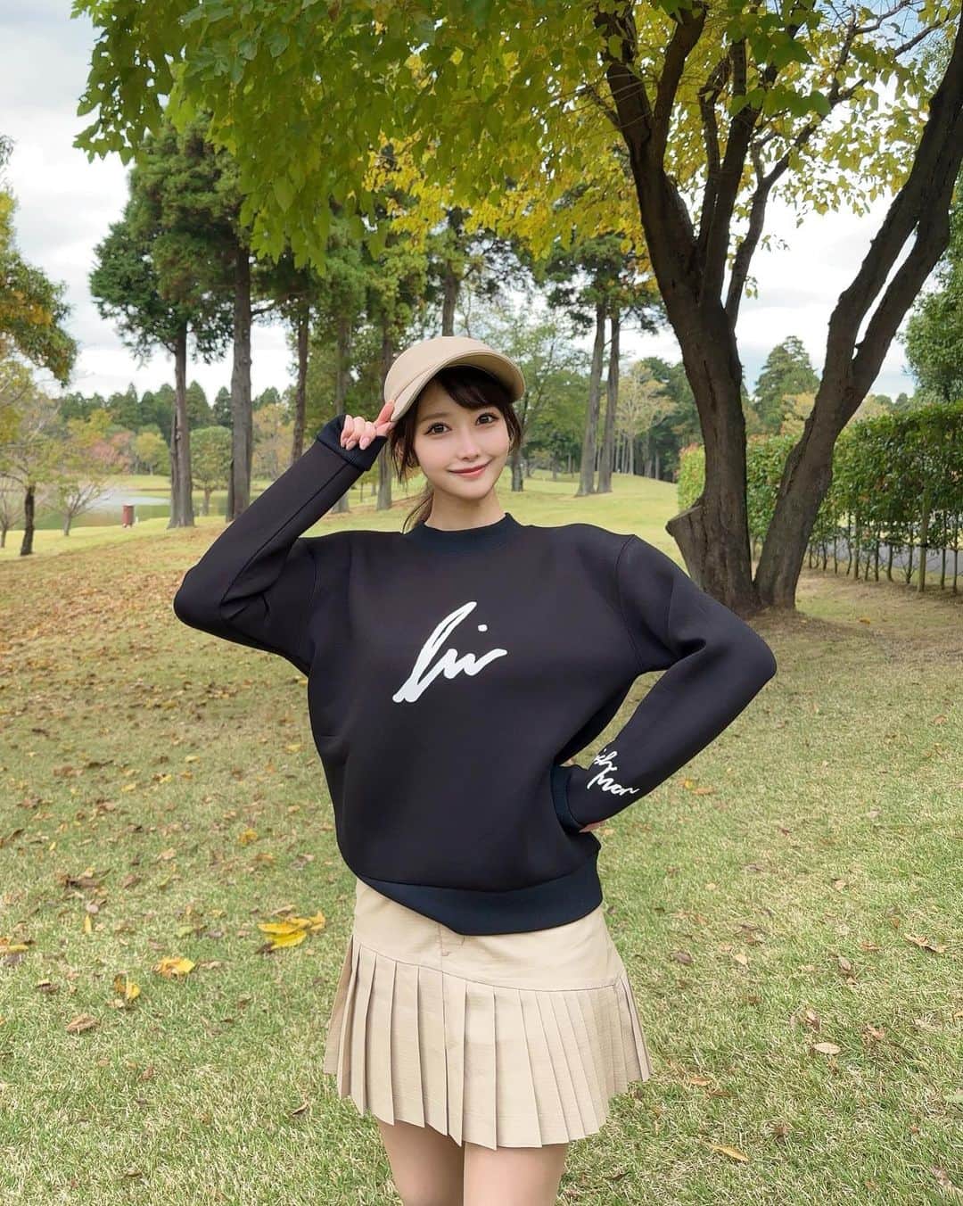 MAYUさんのインスタグラム写真 - (MAYUInstagram)「. 🖤🤍🤎 . 久々にヌーヴェルゴルフ倶楽部へ⛳️ ⚪️からみんなでまわったよん🏌️‍♀️✨ . ドライバーは私だけめちゃくちゃ置いてけぼりにされちゃうけど、それ以外で頑張ったよ😆！ . ウェアは クルーネックスウェットが @irishman.jp のもの🖤 この日寒かったけど、暖かいし動きやすいし 生地が気持ちよかった☺️ 袖のロゴもかわいい♡ . スカートは @pearlygates_official 🤍 これかわいくてお気に入り〜！ プリーツスカートだいすき🥺 . バイザーは @byesquise のもの🤎 ベージュのバイザーって何かと合わせやすいし これは後ろ側がロゴ入りゴムになっててかわいいのっ🫶🏻 ツバが少し大きめで小顔効果もある👸✨ . . #ゴルフ女子#ゴルフ#ゴルフウェア#ゴルフコーデ#アイリッシュマン#パーリーゲイツ#ヌーヴェルゴルフ倶楽部#golf#golfwear#golfswing#golflife#golfstagram#golfcourse#golfaddict#golfclub#golfday#pearlygates#irishman#byesquise#japanesegirl」11月6日 18時44分 - mayu.kina_golf