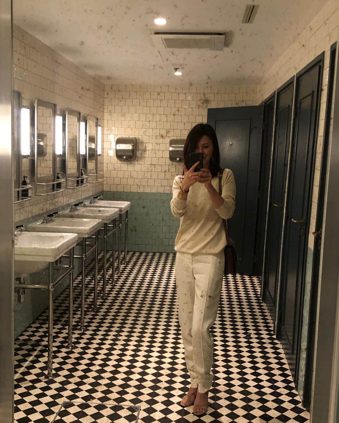雨宮塔子さんのインスタグラム写真 - (雨宮塔子Instagram)「自宅の浴室を改装した時に参考のひとつにさせていただいたパリのデザインホテル、The Hoxton ❤️  一階にあるレストラン&バー"Rivié ”でディナーをした際、念入りにパウダールームもチェック😎  さらに目の前に巨大なアンティークミラーがあったので自撮り🤭  アンティークミラーにつきものの黒いシミが洋服にも点在してるけど、これも味ってことでお許しください〜☺️  @thehoxtonhotel  @rivieparis  #miroirvintage  #powderroom  #パリのデザインホテル #バーでも写真を撮ったけど #真っ暗であまり見えない😅  #ホテルだから頑張ってヒール #昨日からパリは冷えてもう素足は厳しい💦」11月6日 18時53分 - amemiya.toko