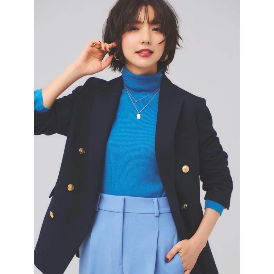 真野恵里菜さんのインスタグラム写真 - (真野恵里菜Instagram)「@classy_mag_insta  CLASSY.ONLINEにて Sサイズコーデがたくさん紹介されています！ 今回でこの間の一時帰国で撮影したコーデ全てUPされました🫧 . . 私の身長は159cm。 こうしてSサイズコーデの記事が上がると 平均身長だよね。 Sサイズじゃない。 なんて言われることもありますが・・・ 「ファッション誌に出るのには身長が足りない。」 と、何度も言われてきました。 自分がモデルになれるほどのスタイルも器もないし 私自身オシャレではないってことは重々自覚してるけど やっぱり憧れは抱くもので そんな憧れを現実にしてくれたのがJJでした！ 年齢を重ねたことで2年前からCLASSY.にお世話になるようになって 今は帰国出来るタイミングで撮影をしてくれています！ . . 私では参考にならないと思う方もいるかもしれないけど こうして撮影でいろいろな洋服を着ることで 私自身もすごく勉強になるし 見てくれた皆さんの中で1人でも多くの方に この服可愛いな！欲しいな！ って思ってもらえるように洋服を魅せたい！ と思っていつも撮影に挑んでいます😊 . . 洋服って着るものによって気分が変わるし 自分に自信をつけさせてくれたり 新しい自分に出会えたりもするよね🌷 これからも自分なりにファッションを楽しみたいと思います🥳 #classymagazine  #Sサイズコーデ #159cm」11月6日 20時05分 - erinamano_official