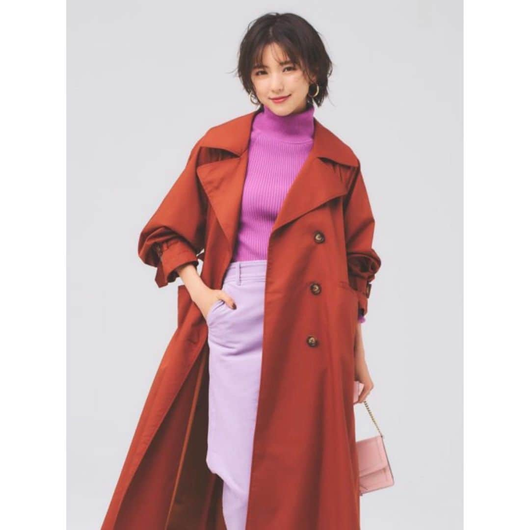 真野恵里菜さんのインスタグラム写真 - (真野恵里菜Instagram)「@classy_mag_insta  CLASSY.ONLINEにて Sサイズコーデがたくさん紹介されています！ 今回でこの間の一時帰国で撮影したコーデ全てUPされました🫧 . . 私の身長は159cm。 こうしてSサイズコーデの記事が上がると 平均身長だよね。 Sサイズじゃない。 なんて言われることもありますが・・・ 「ファッション誌に出るのには身長が足りない。」 と、何度も言われてきました。 自分がモデルになれるほどのスタイルも器もないし 私自身オシャレではないってことは重々自覚してるけど やっぱり憧れは抱くもので そんな憧れを現実にしてくれたのがJJでした！ 年齢を重ねたことで2年前からCLASSY.にお世話になるようになって 今は帰国出来るタイミングで撮影をしてくれています！ . . 私では参考にならないと思う方もいるかもしれないけど こうして撮影でいろいろな洋服を着ることで 私自身もすごく勉強になるし 見てくれた皆さんの中で1人でも多くの方に この服可愛いな！欲しいな！ って思ってもらえるように洋服を魅せたい！ と思っていつも撮影に挑んでいます😊 . . 洋服って着るものによって気分が変わるし 自分に自信をつけさせてくれたり 新しい自分に出会えたりもするよね🌷 これからも自分なりにファッションを楽しみたいと思います🥳 #classymagazine  #Sサイズコーデ #159cm」11月6日 20時05分 - erinamano_official