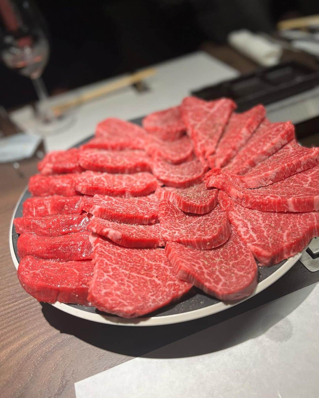 ImotoEtsuyo さんのインスタグラム写真 - (ImotoEtsuyo Instagram)「三田、表参道で肉好きを唸らせてきた 実力派焼肉店が広尾に！ ・ ・ 広尾駅徒歩5分、 2022年3月30日に オープンした　@d_29official_hiroo   近江牛ブランドの澤井姫和牛や 松阪牛を始めとし、最高品質の牛肉を 提供している焼肉店 「東京食肉市場直送肉焼屋D−29」  隠れ家らしい落ち着いた店内で 最高の肉を頂きました。  この厚み❤️ 焼いた後、お箸で 簡単に切れる^_^ 美味しい美味しいお肉でした。 ・  ・ また来月伺う予定です！ ・ #肉の楽園 #唯一無二究極のハンバーグ #肉焼屋d29  #肉焼屋d29広尾  #d29  #松阪牛 #広尾 #広尾グルメ #東京グルメ #寺門ジモン　さん #東京食肉市場直送肉焼屋d29  #tokyogourmet  #肉　#肉スタグラム」11月6日 20時15分 - bisuhada