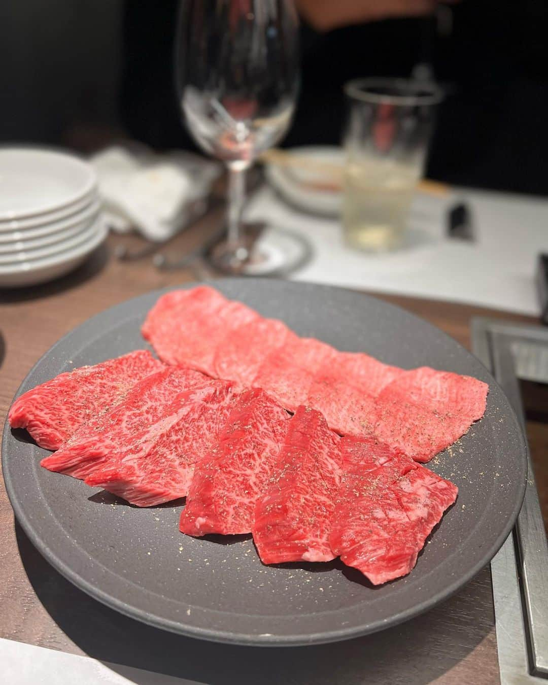 ImotoEtsuyo さんのインスタグラム写真 - (ImotoEtsuyo Instagram)「三田、表参道で肉好きを唸らせてきた 実力派焼肉店が広尾に！ ・ ・ 広尾駅徒歩5分、 2022年3月30日に オープンした　@d_29official_hiroo   近江牛ブランドの澤井姫和牛や 松阪牛を始めとし、最高品質の牛肉を 提供している焼肉店 「東京食肉市場直送肉焼屋D−29」  隠れ家らしい落ち着いた店内で 最高の肉を頂きました。  この厚み❤️ 焼いた後、お箸で 簡単に切れる^_^ 美味しい美味しいお肉でした。 ・  ・ また来月伺う予定です！ ・ #肉の楽園 #唯一無二究極のハンバーグ #肉焼屋d29  #肉焼屋d29広尾  #d29  #松阪牛 #広尾 #広尾グルメ #東京グルメ #寺門ジモン　さん #東京食肉市場直送肉焼屋d29  #tokyogourmet  #肉　#肉スタグラム」11月6日 20時15分 - bisuhada