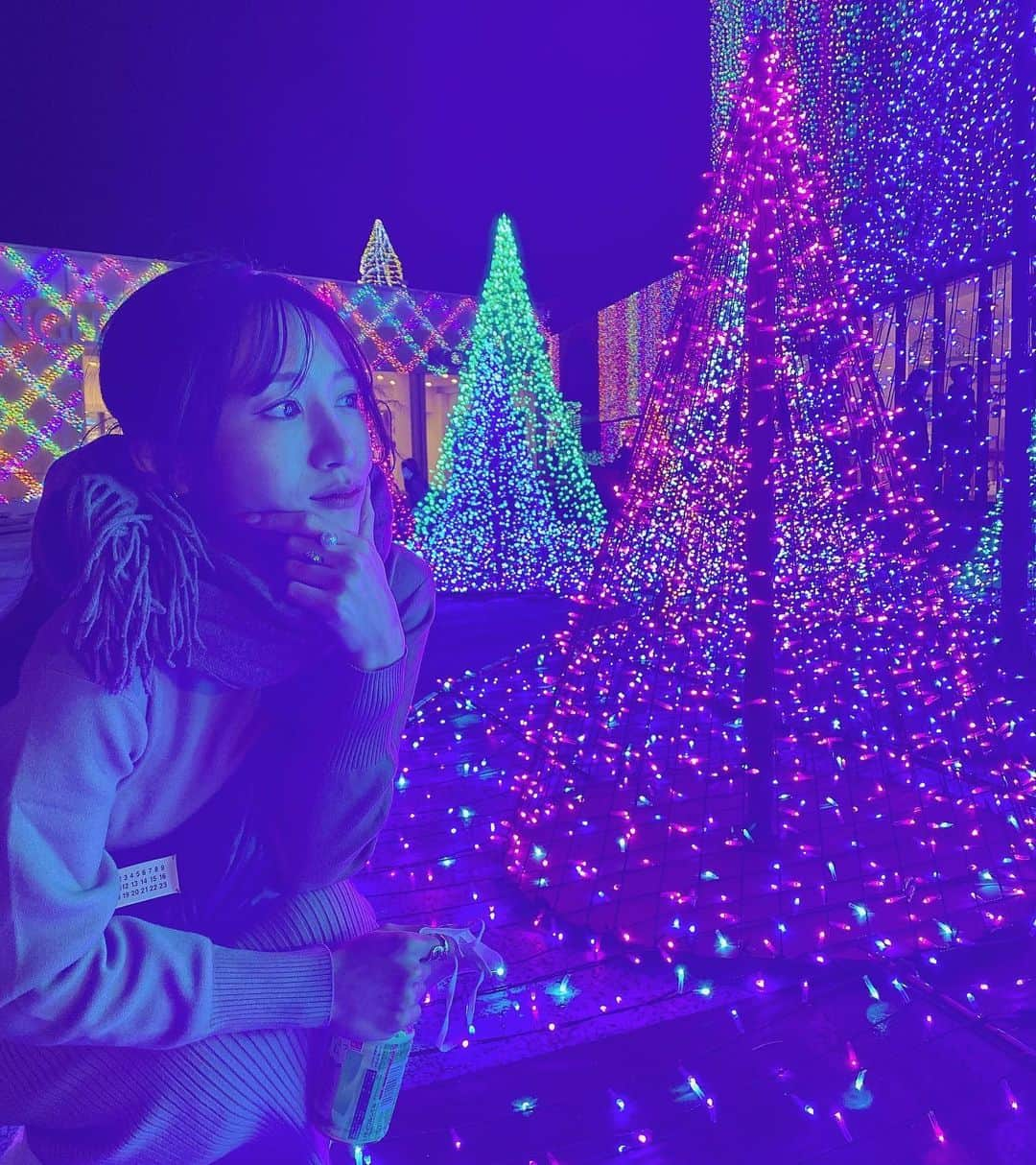 星奈あいさんのインスタグラム写真 - (星奈あいInstagram)「よみうりランド✧︎ 今年初イルミネーション💎 マフラーしてると小顔にみえる… . 乗り物もいくつか乗ったけど バンデットよかったあ好き♡ ジェットコースター欲が上がった🔥 . 今回も車で首都高のったけど 割とスムーズにいけて 練習の成果を感じました🙊💎 もっと運転したーい！ ということでとりあえずETCカードを作成！ タイムズレンタカーみたいなの 入るか悩み中👯‍♀️👯‍♀️  #よみうりランド  #イルミネーション #首都高 #運転ちた女！ #星奈あい」11月6日 20時20分 - hoshina_r18