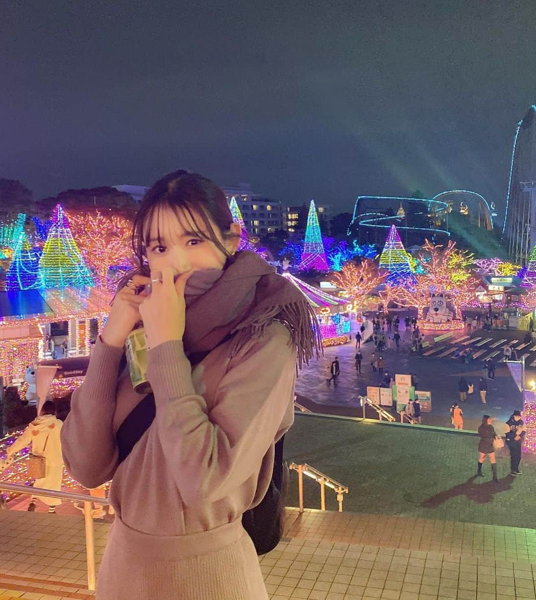 星奈あいさんのインスタグラム写真 - (星奈あいInstagram)「よみうりランド✧︎ 今年初イルミネーション💎 マフラーしてると小顔にみえる… . 乗り物もいくつか乗ったけど バンデットよかったあ好き♡ ジェットコースター欲が上がった🔥 . 今回も車で首都高のったけど 割とスムーズにいけて 練習の成果を感じました🙊💎 もっと運転したーい！ ということでとりあえずETCカードを作成！ タイムズレンタカーみたいなの 入るか悩み中👯‍♀️👯‍♀️  #よみうりランド  #イルミネーション #首都高 #運転ちた女！ #星奈あい」11月6日 20時20分 - hoshina_r18